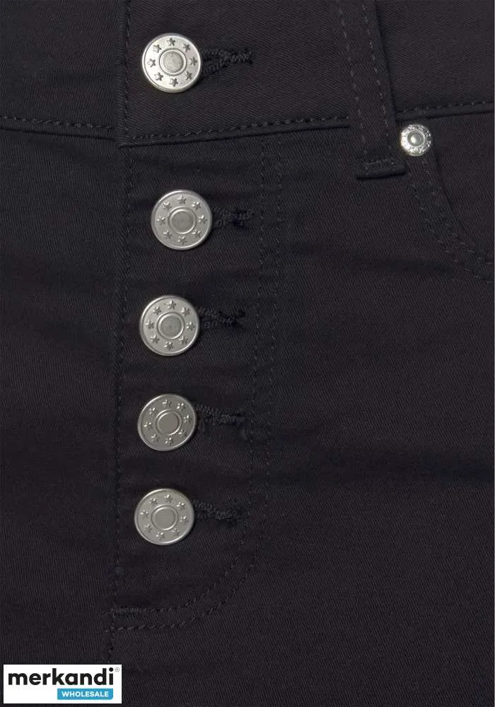 020117 La empresa alemana Buffalo ofrece shorts de mujer con vueltas en negro clásico