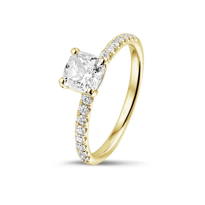 1.00 quilates anillo solitario diamante cojín en oro amarillo con diamantes en los lados 