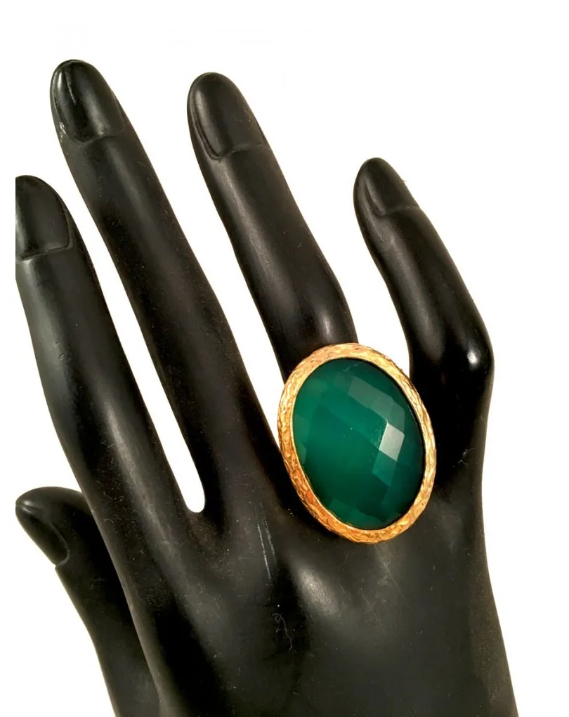 ANILLO VERDE DE PIEDRA FACETADA