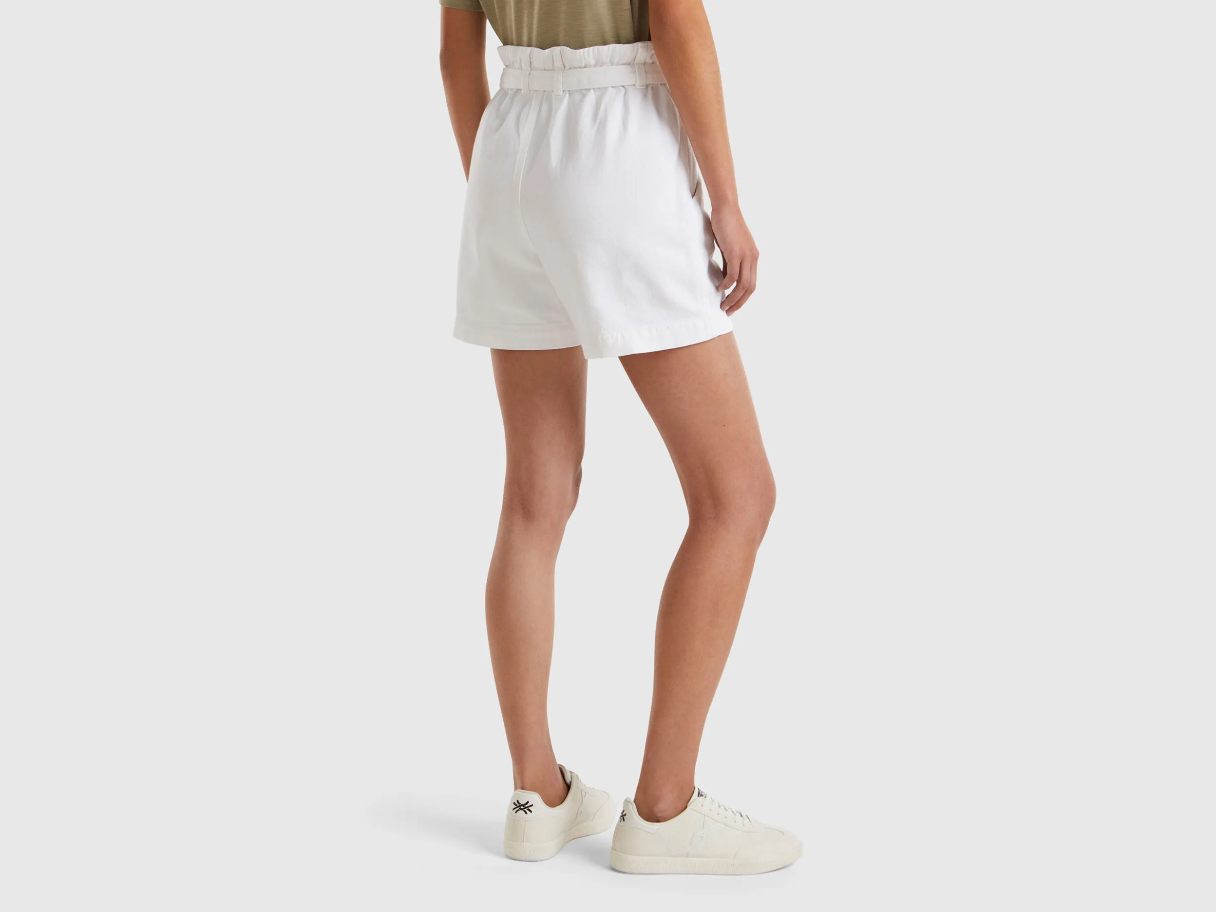 Bermudas con pernera amplia