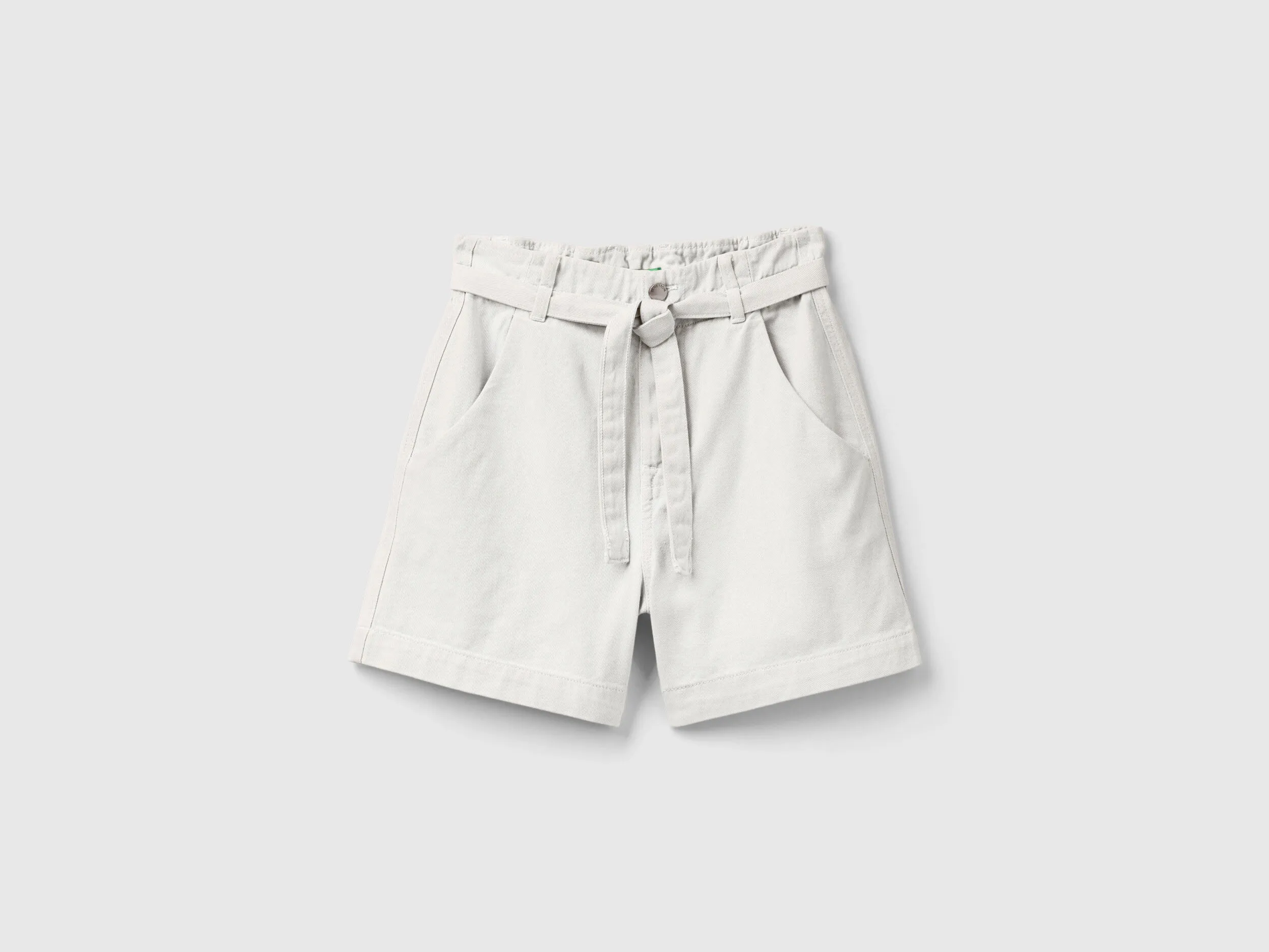 Bermudas con pernera amplia