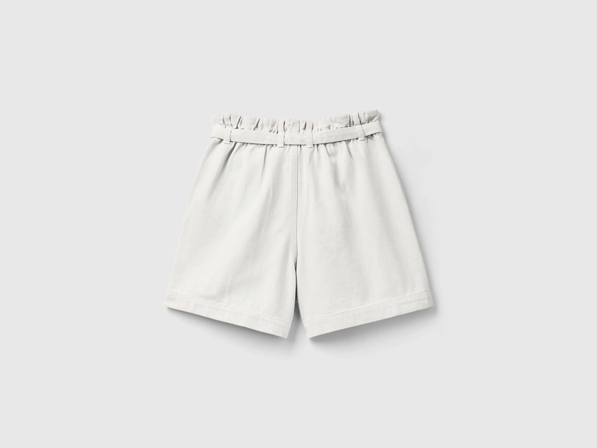 Bermudas con pernera amplia