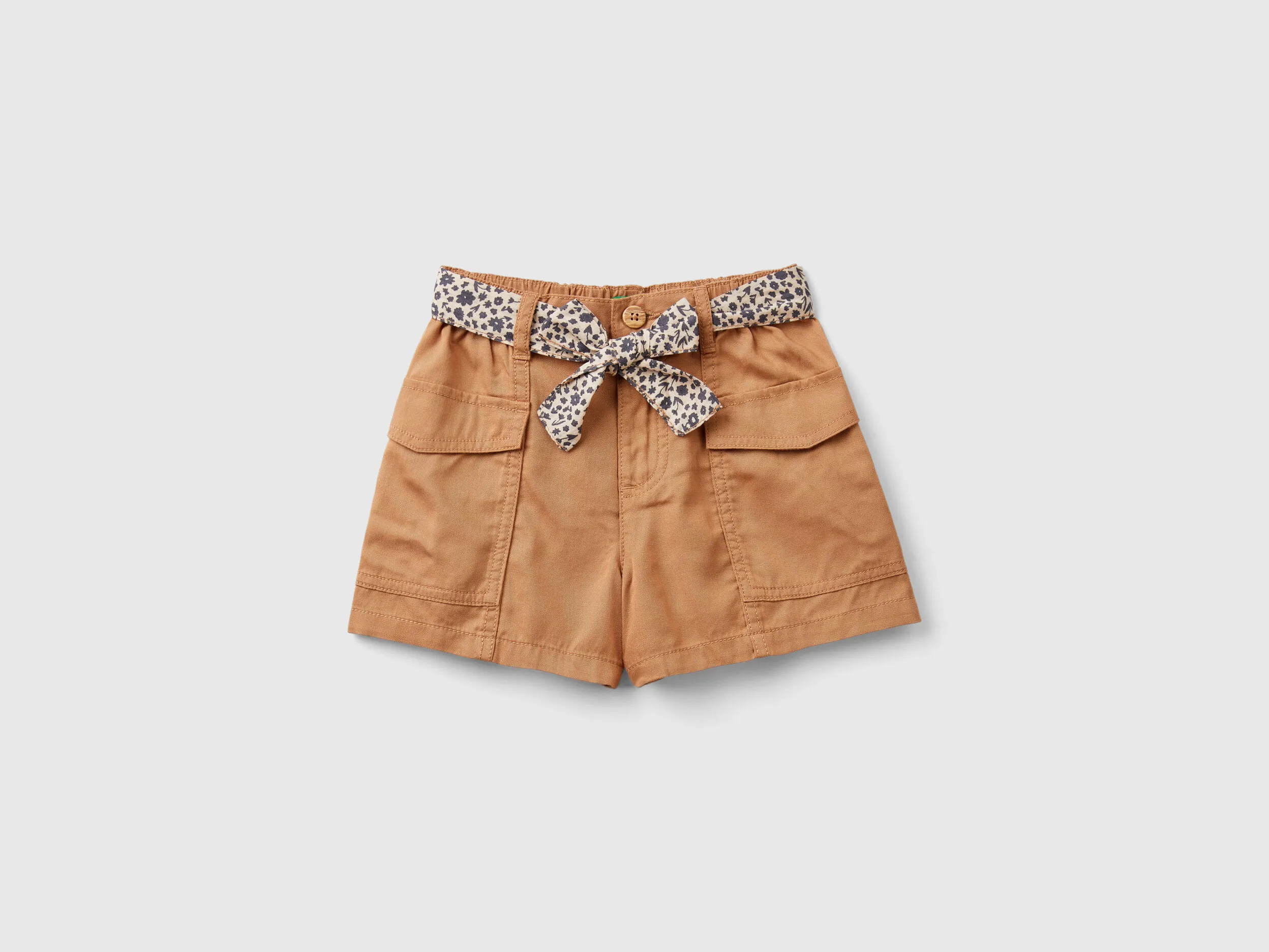 Bermudas fluidas con fajín