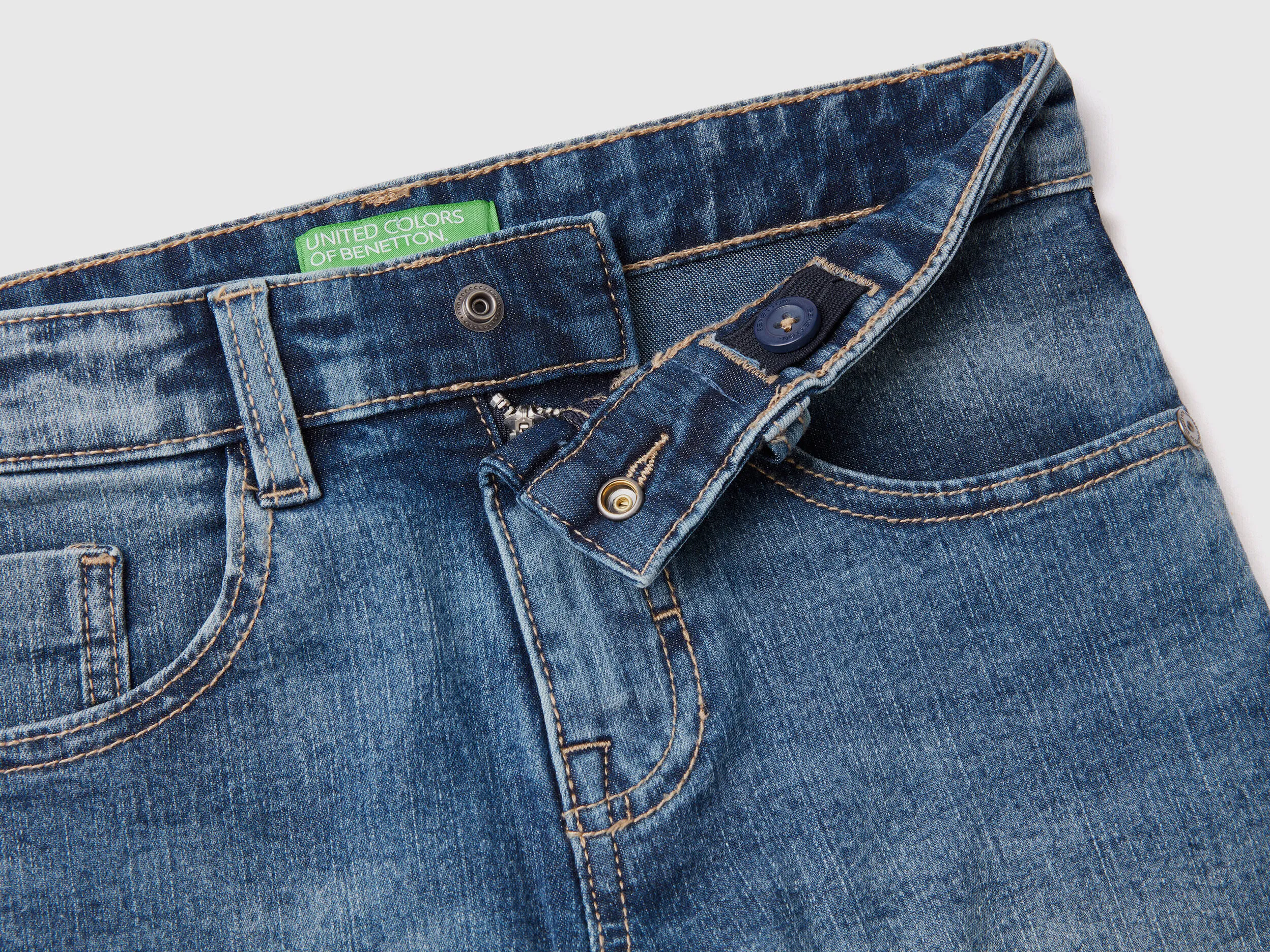 BERMUDAS SLIM FIT EN DENIM ECORECYCLE