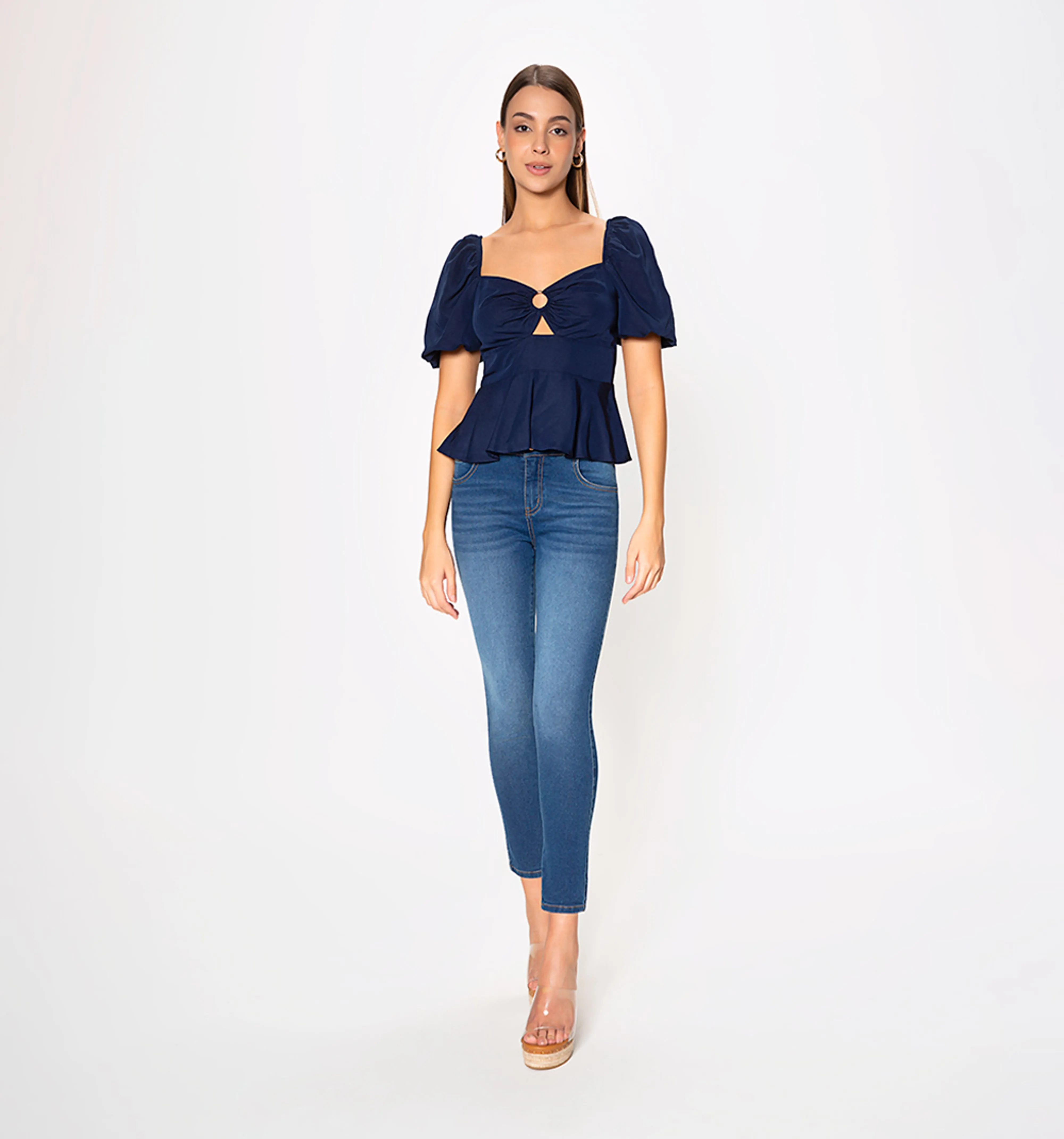 Blusa con detalle en escote