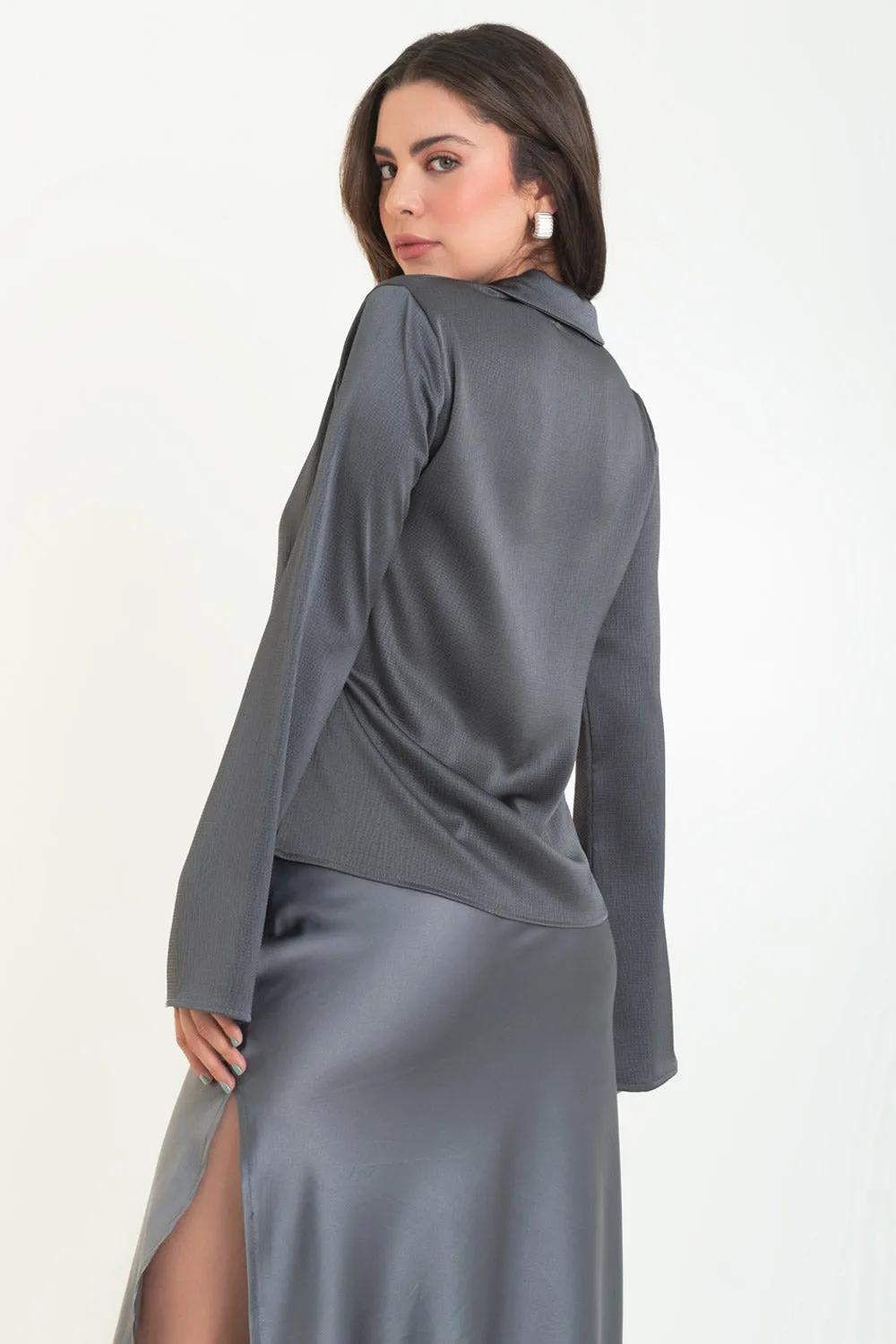 Blusa satinada de fit fluido escote con lazos
