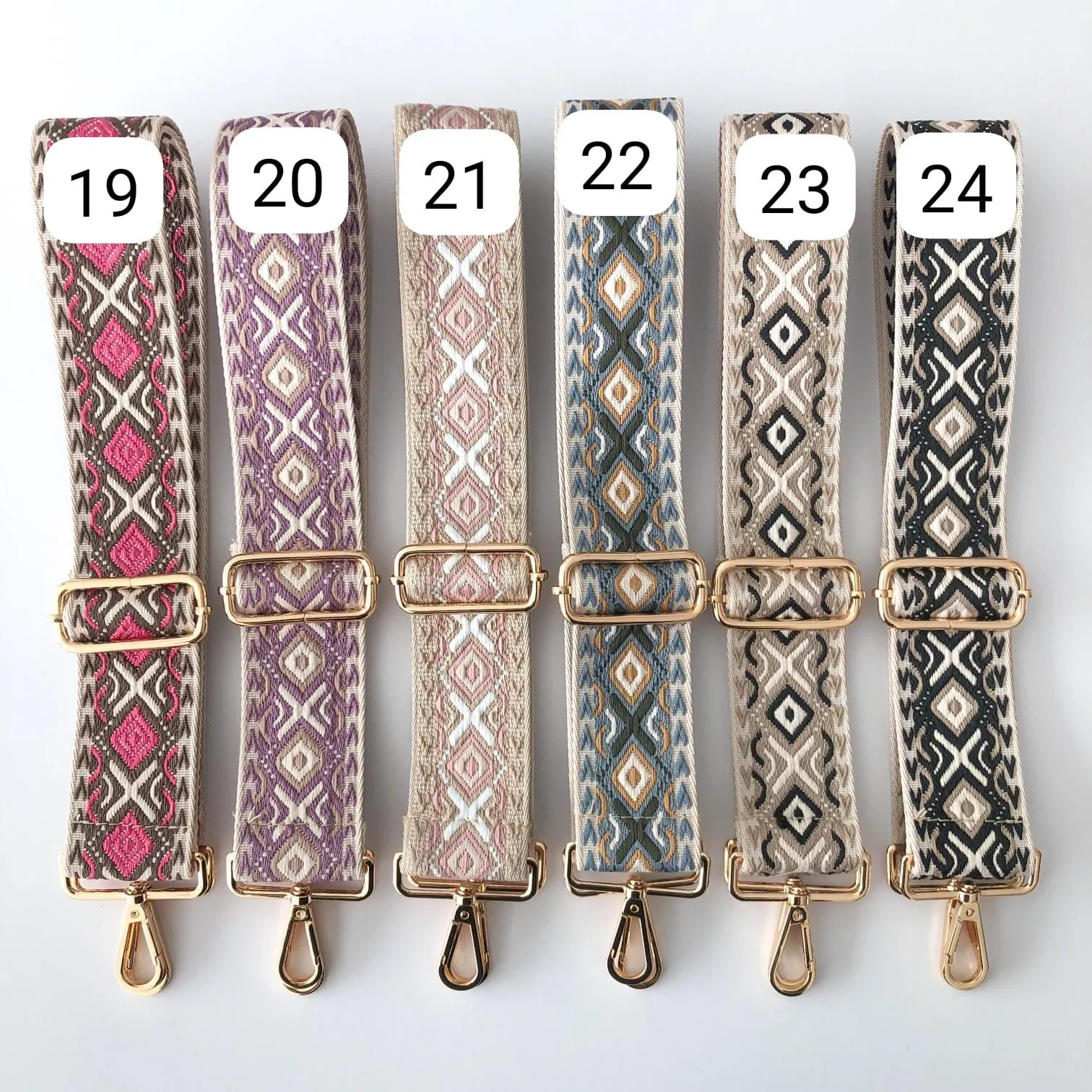 Bombonera serraje taupe  arandelas doradas iniciales bordadas