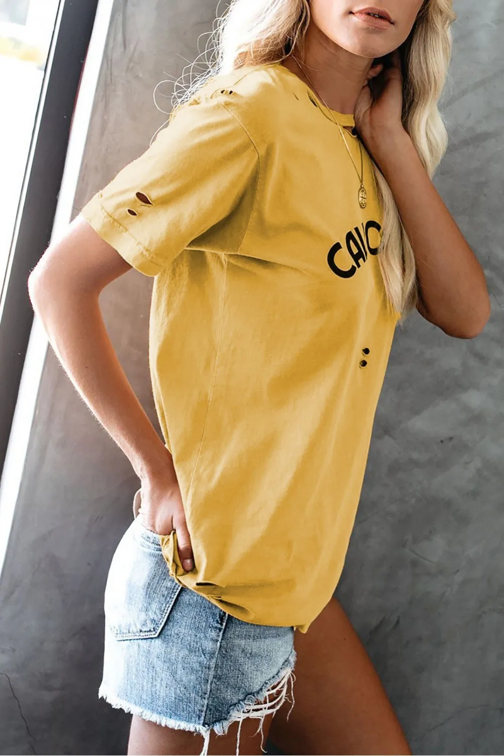 Camiseta amarilla con estampado negro