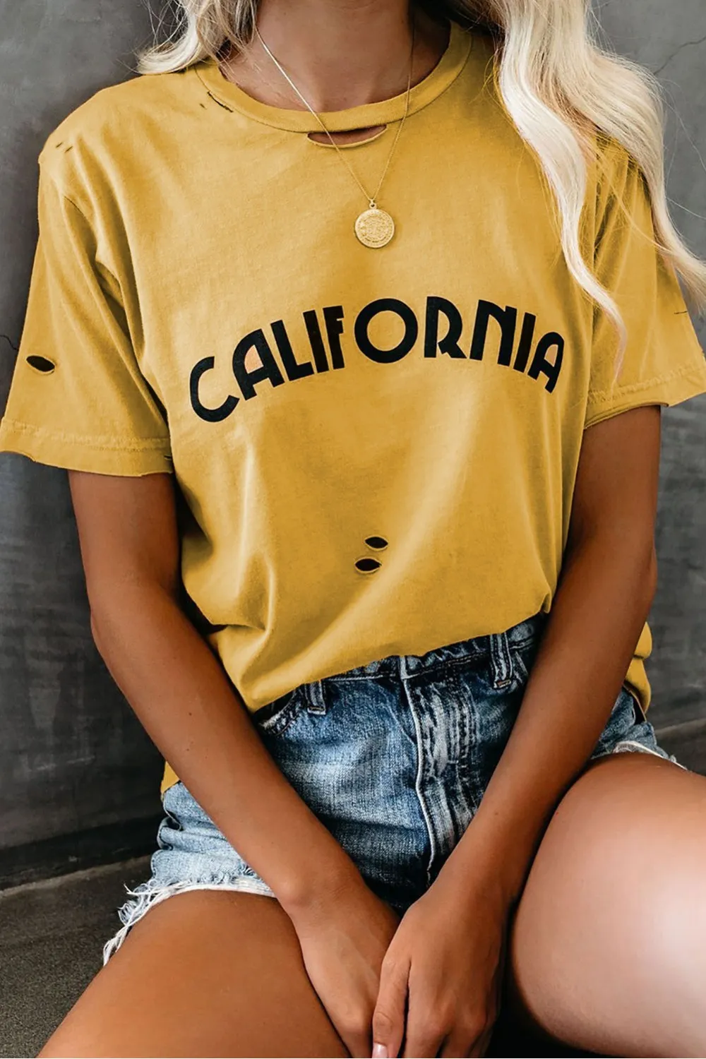 Camiseta amarilla con estampado negro