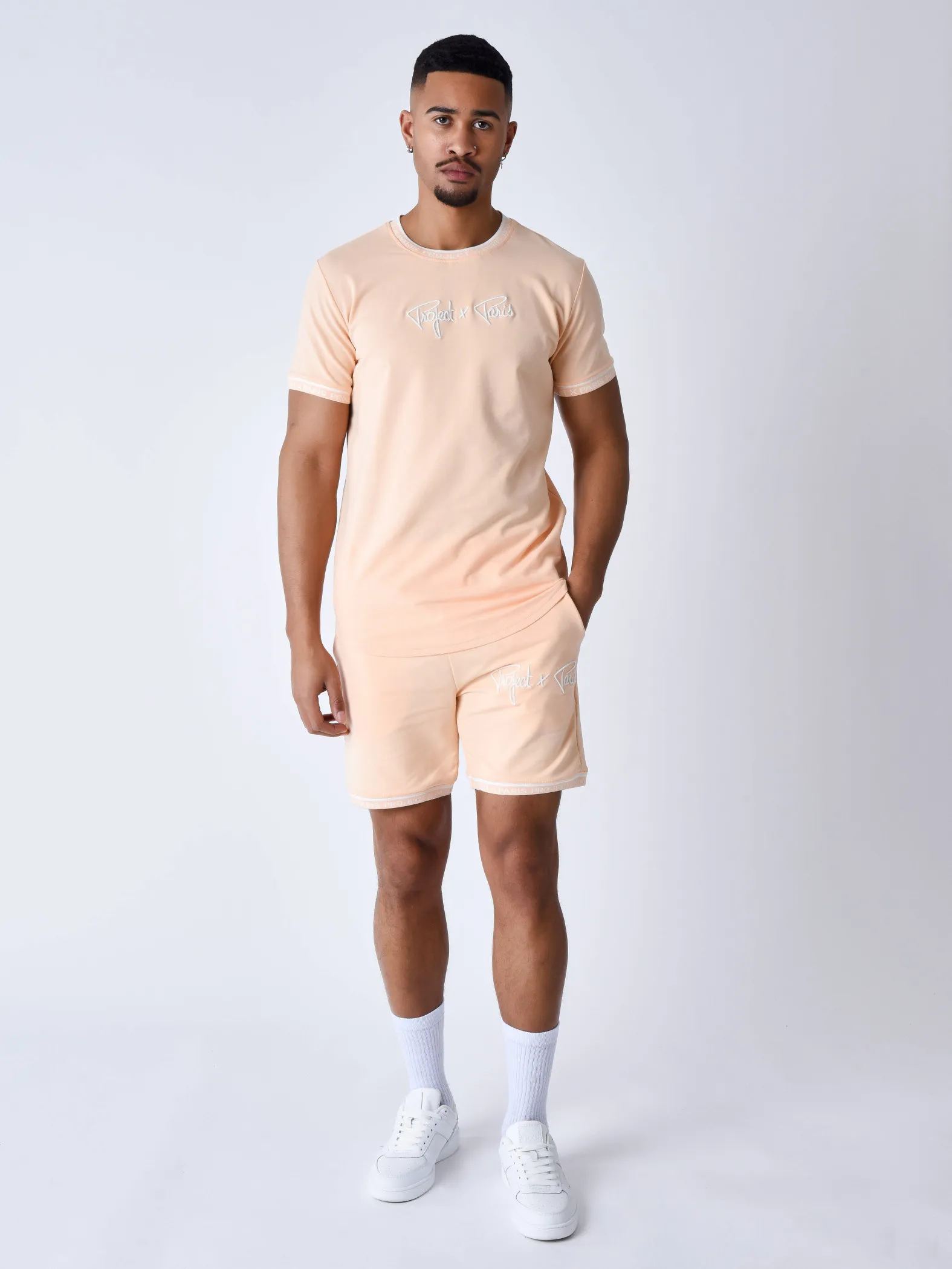 Camiseta con logotipo bordado