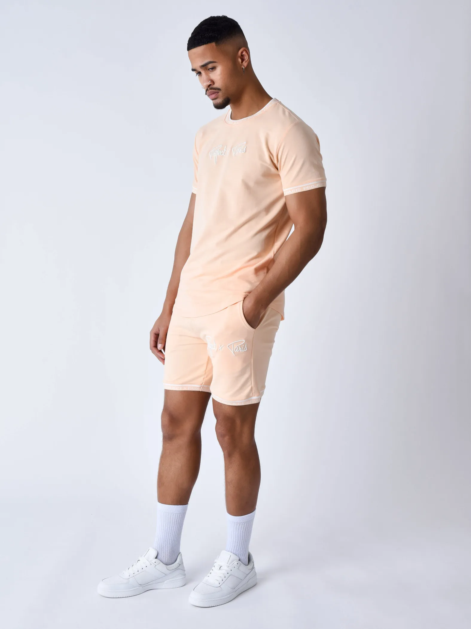 Camiseta con logotipo bordado