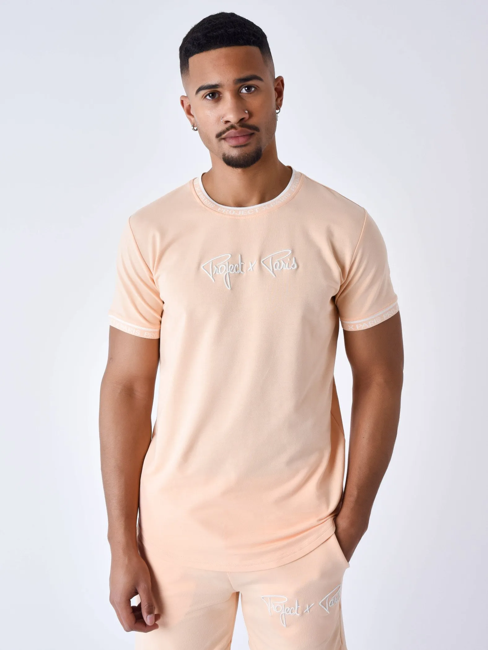 Camiseta con logotipo bordado