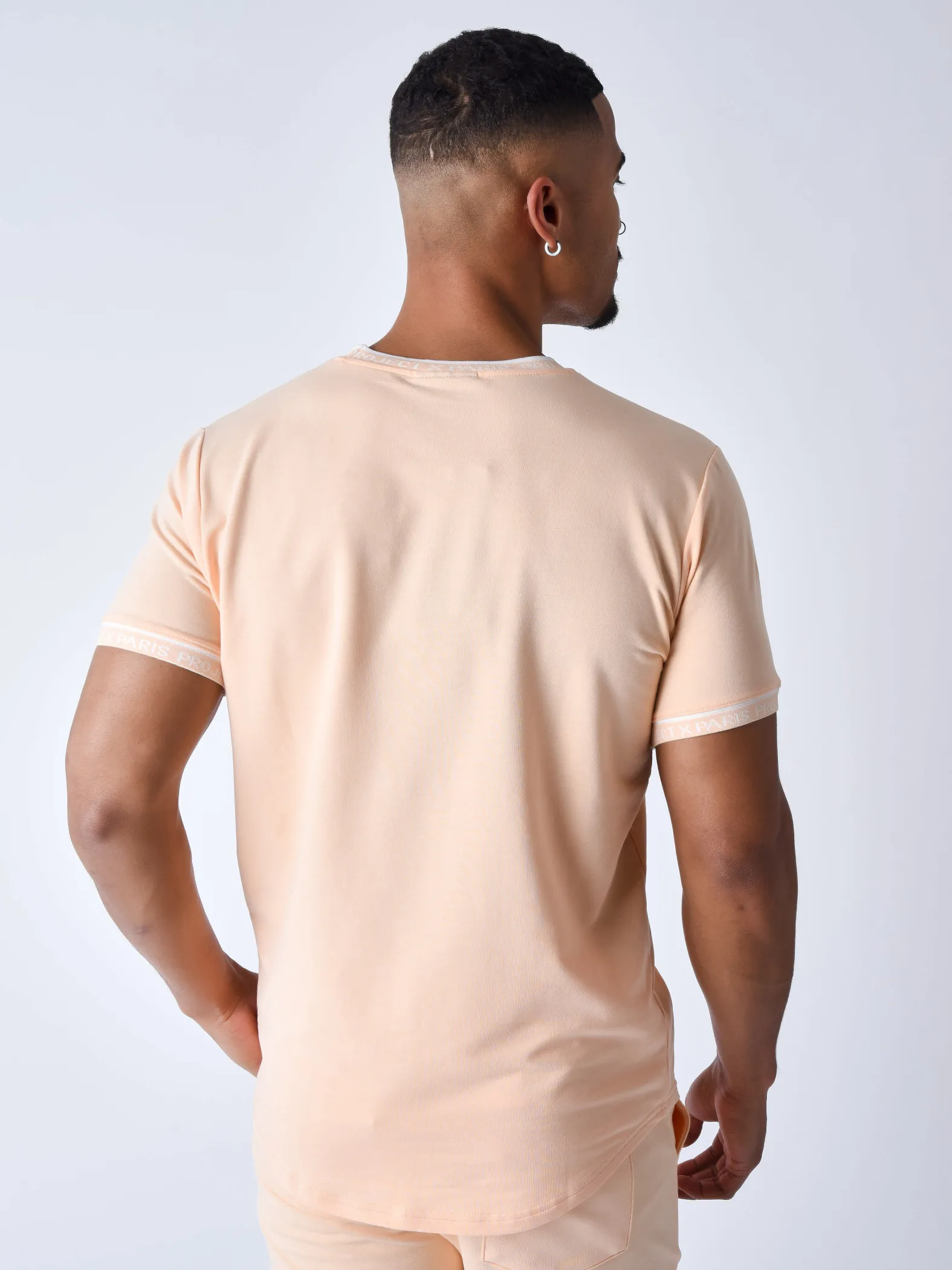 Camiseta con logotipo bordado