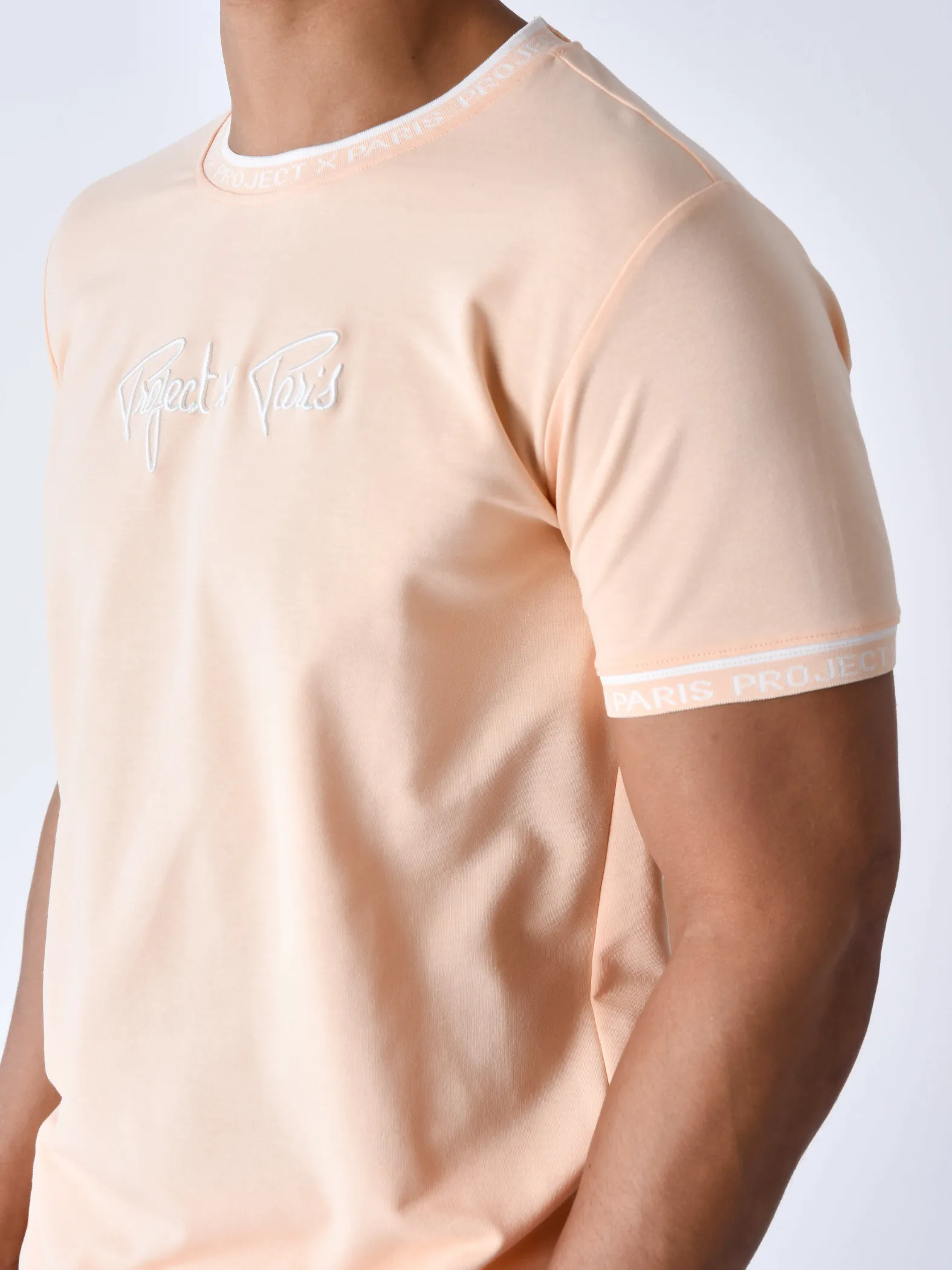 Camiseta con logotipo bordado
