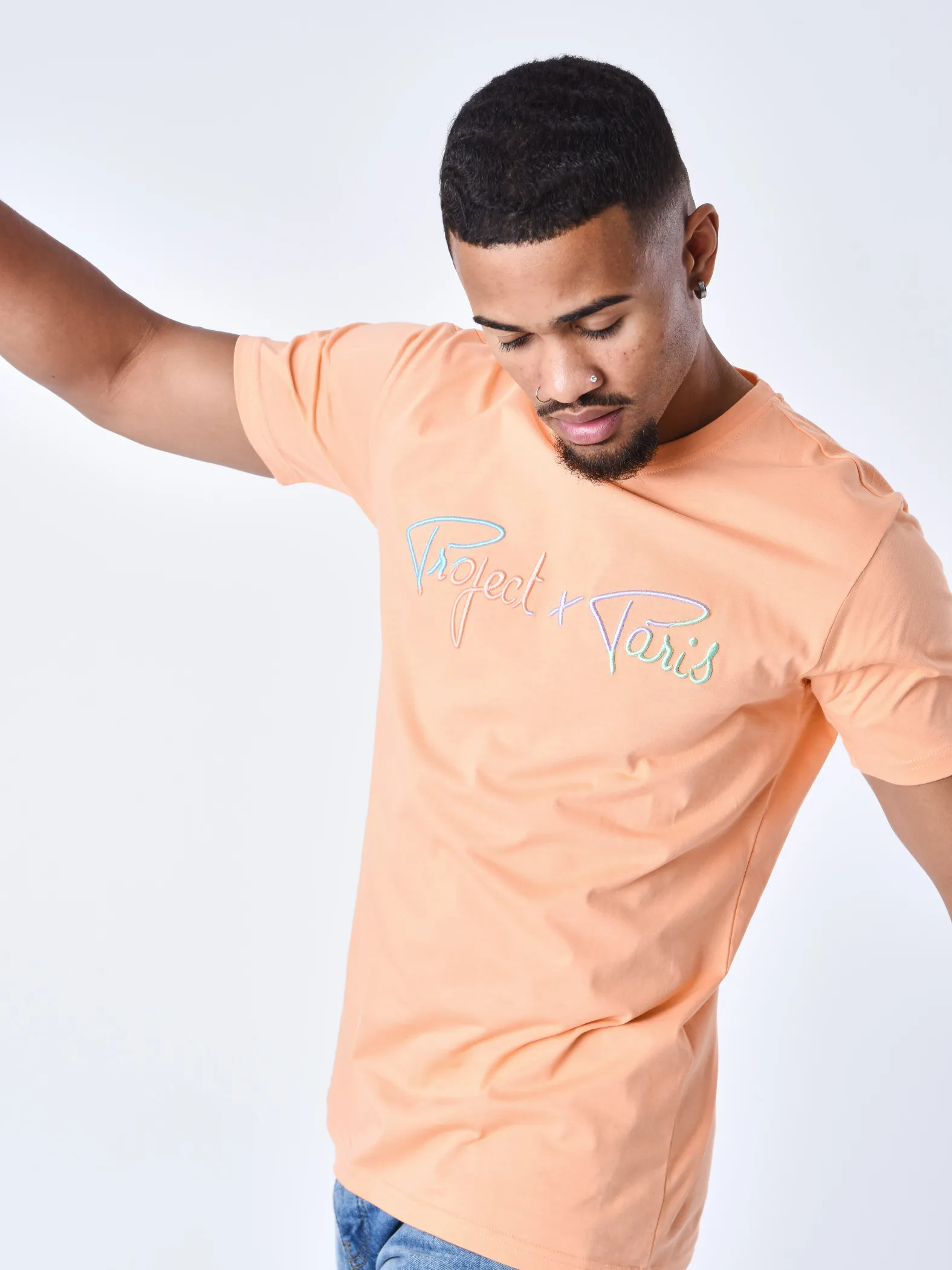 Camiseta de firma con logotipo arco iris bordado