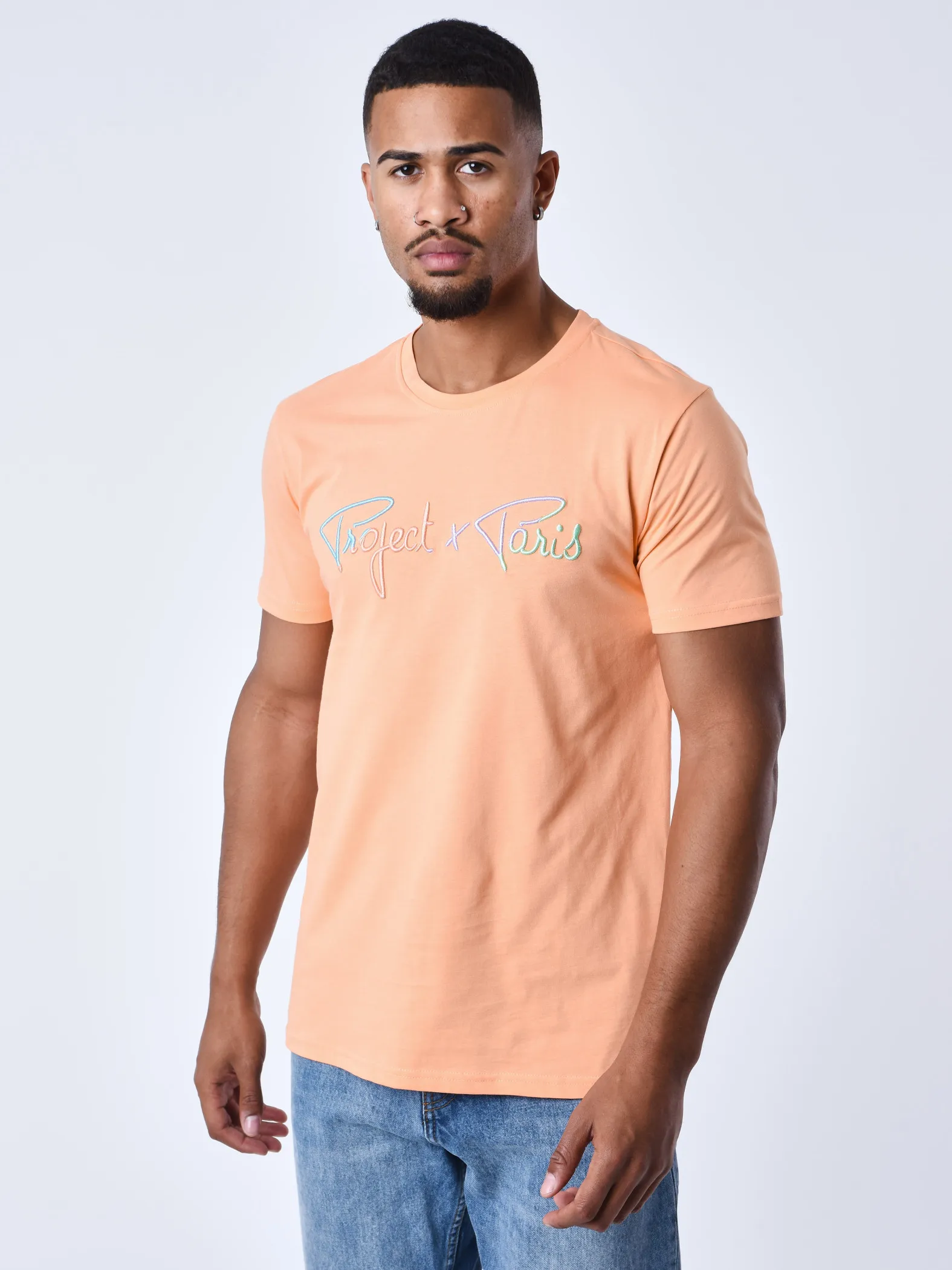 Camiseta de firma con logotipo arco iris bordado