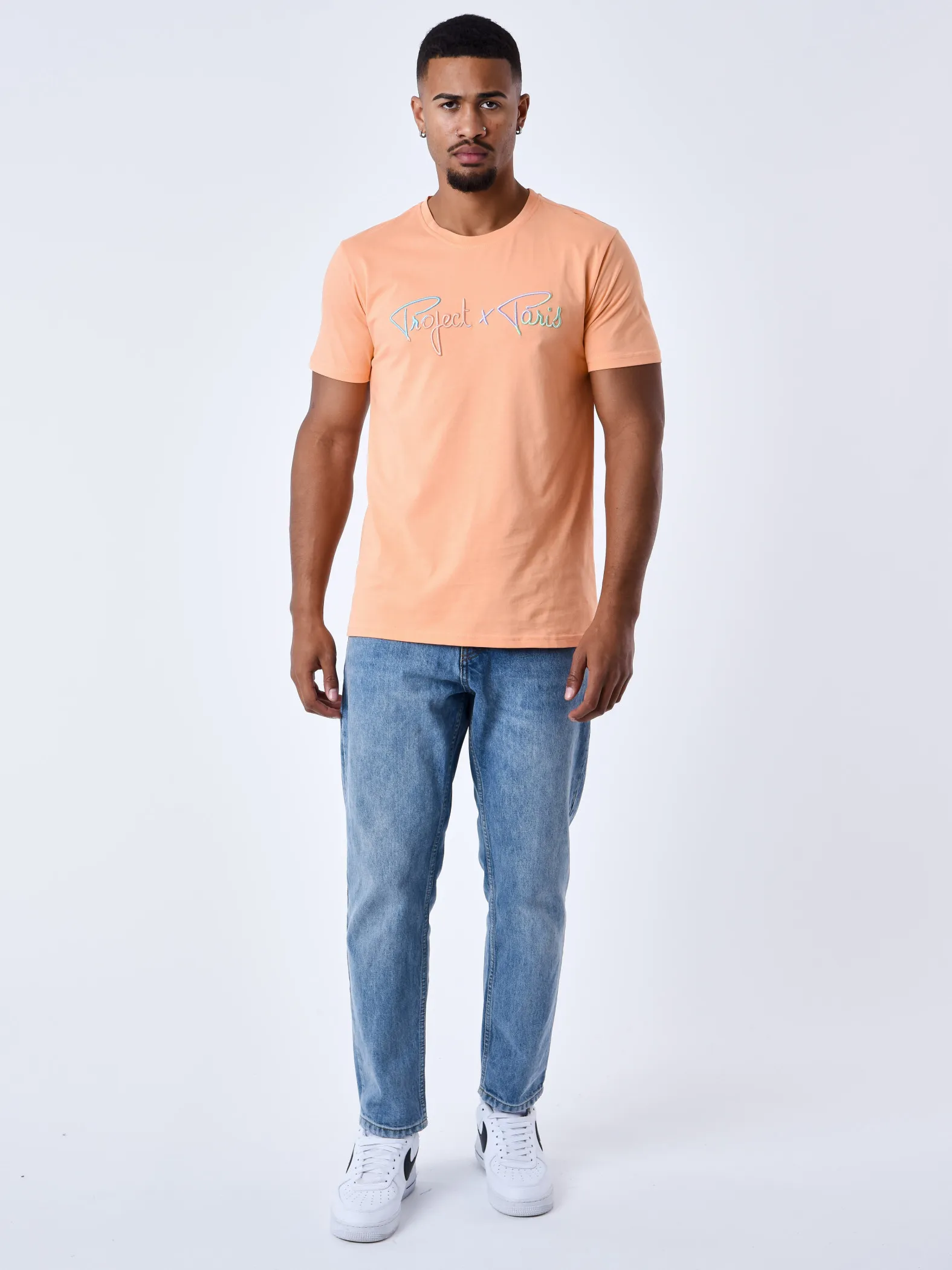 Camiseta de firma con logotipo arco iris bordado
