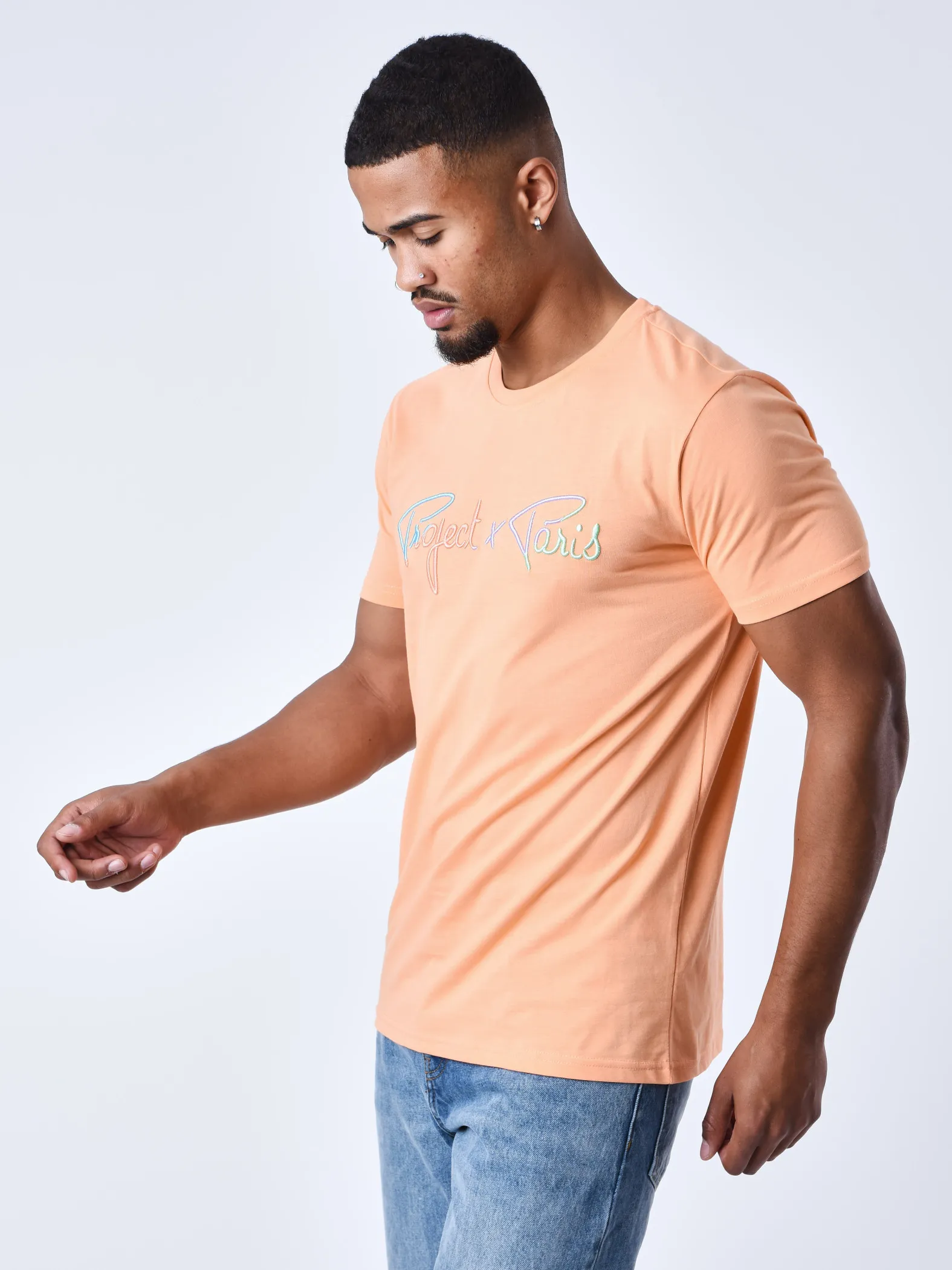 Camiseta de firma con logotipo arco iris bordado