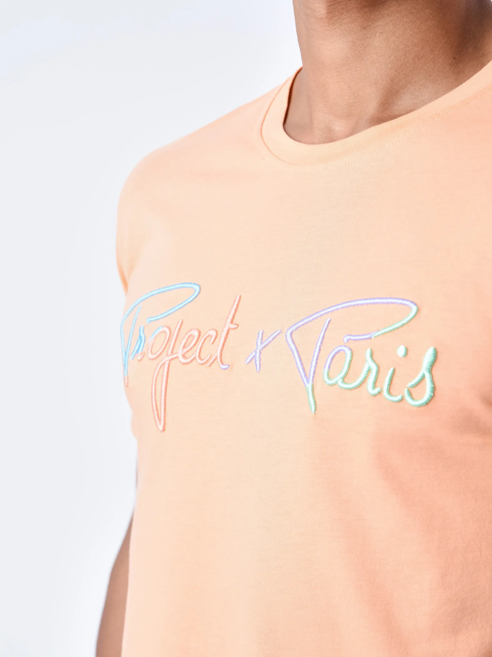 Camiseta de firma con logotipo arco iris bordado
