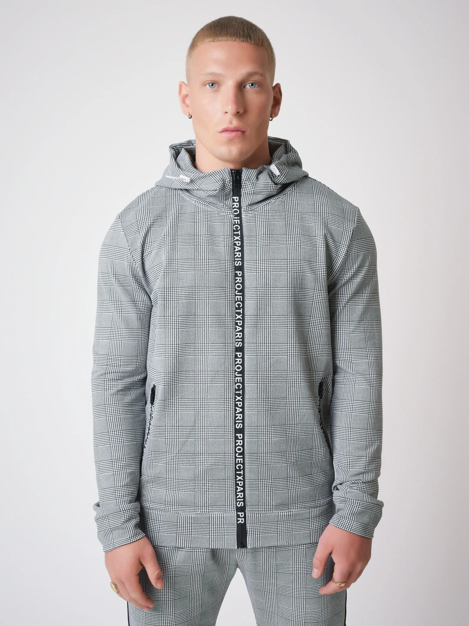Chaqueta con estampado de cuadros y cremallera con logotipo