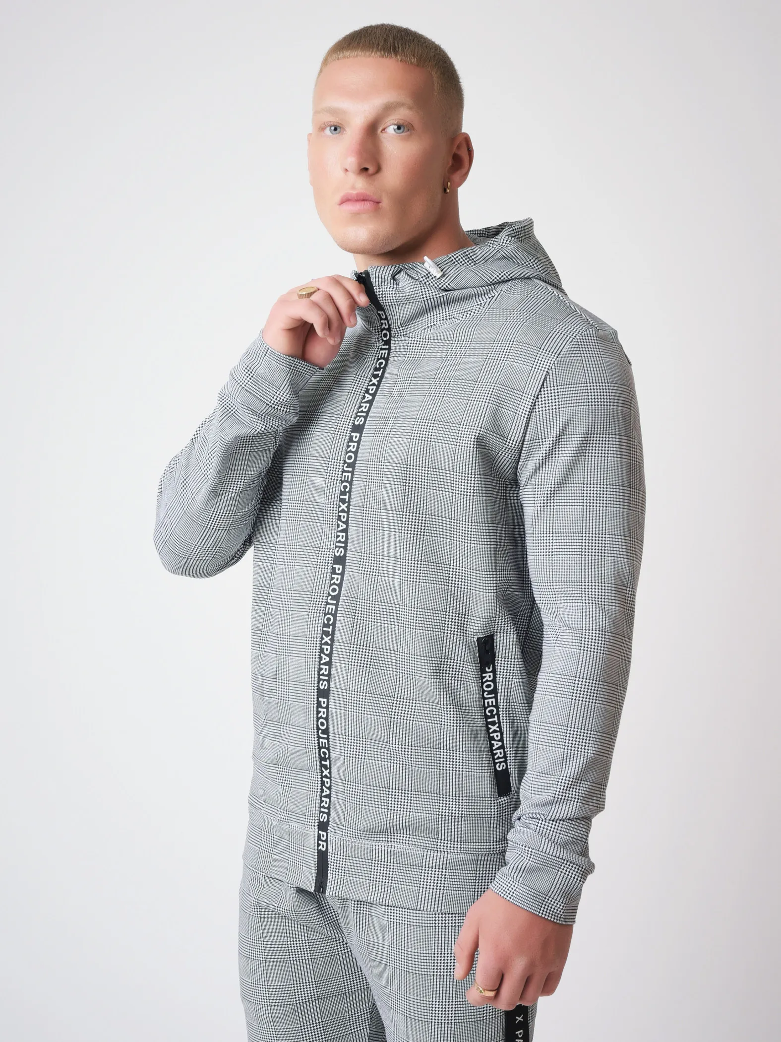 Chaqueta con estampado de cuadros y cremallera con logotipo