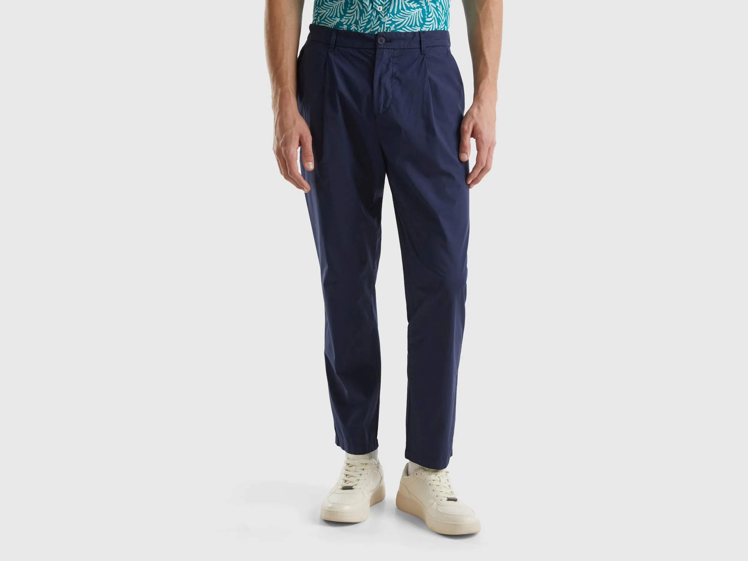 Chinos de corte zanahoria