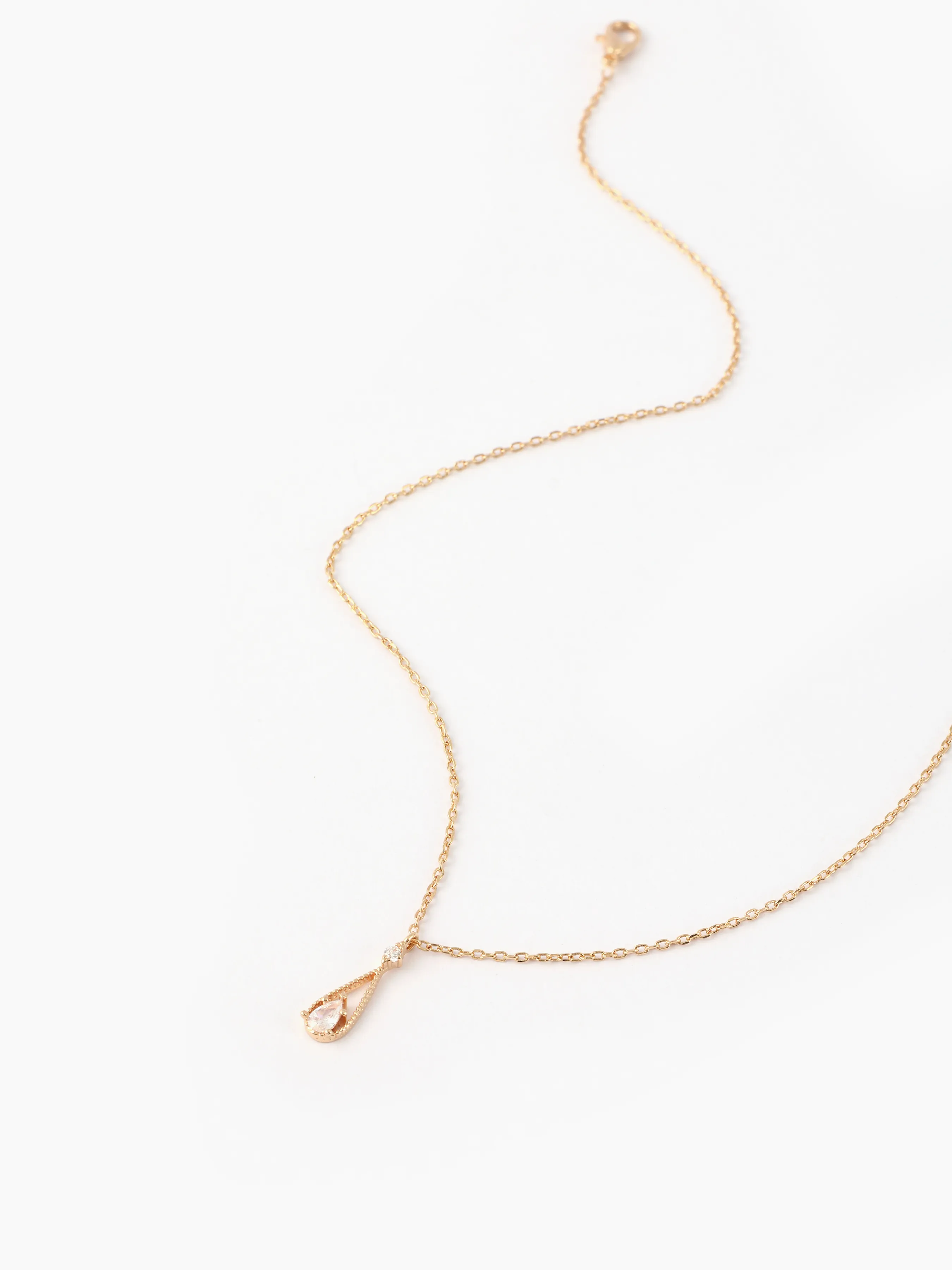 Collar con colgante de piedra de rinoceronte en forma de gota de agua