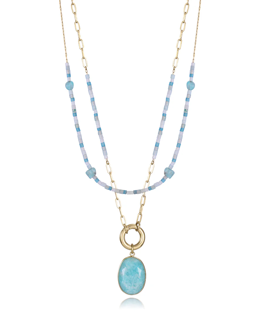 COLLAR DOBLE DE ACERO EN IP DORADO, UNA CADENA CON PIEDRAS NATURALES DE COLORES Y OTRA CADENA CON PIEDRA EN COLOR VERDE, DE MUJE