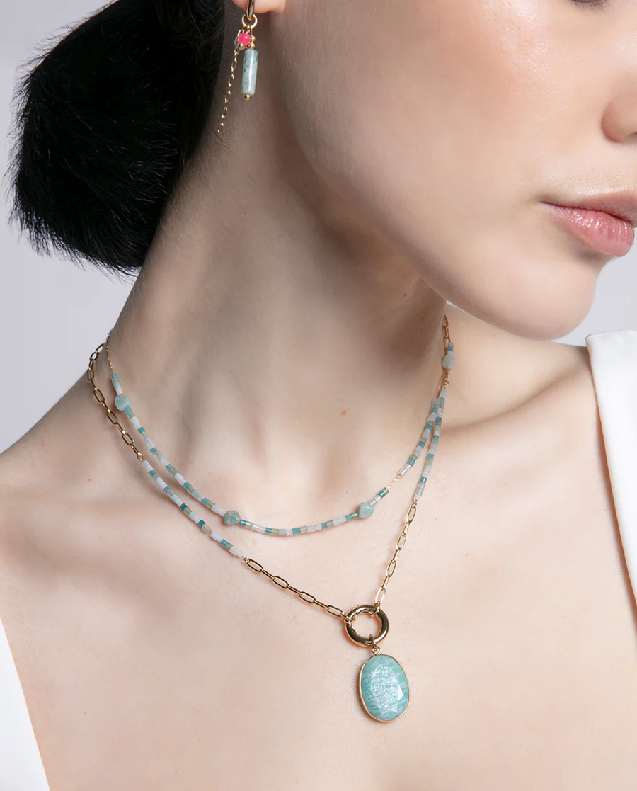 COLLAR DOBLE DE ACERO EN IP DORADO, UNA CADENA CON PIEDRAS NATURALES DE COLORES Y OTRA CADENA CON PIEDRA EN COLOR VERDE, DE MUJE