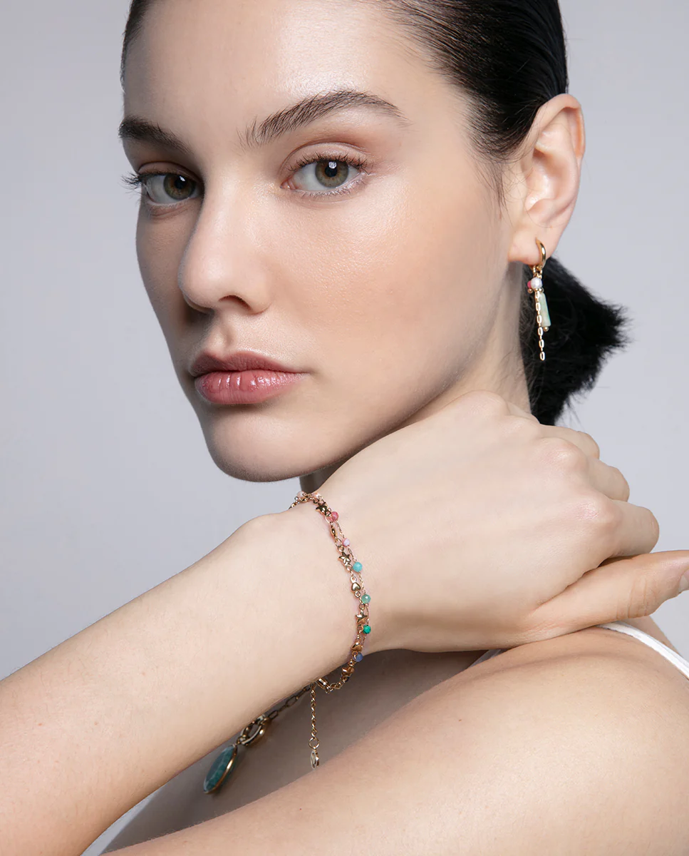 COLLAR DOBLE DE ACERO EN IP DORADO, UNA CADENA CON PIEDRAS NATURALES DE COLORES Y OTRA CADENA CON PIEDRA EN COLOR VERDE, DE MUJE