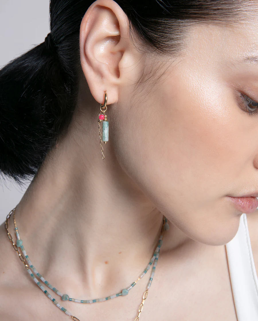 COLLAR DOBLE DE ACERO EN IP DORADO, UNA CADENA CON PIEDRAS NATURALES DE COLORES Y OTRA CADENA CON PIEDRA EN COLOR VERDE, DE MUJE