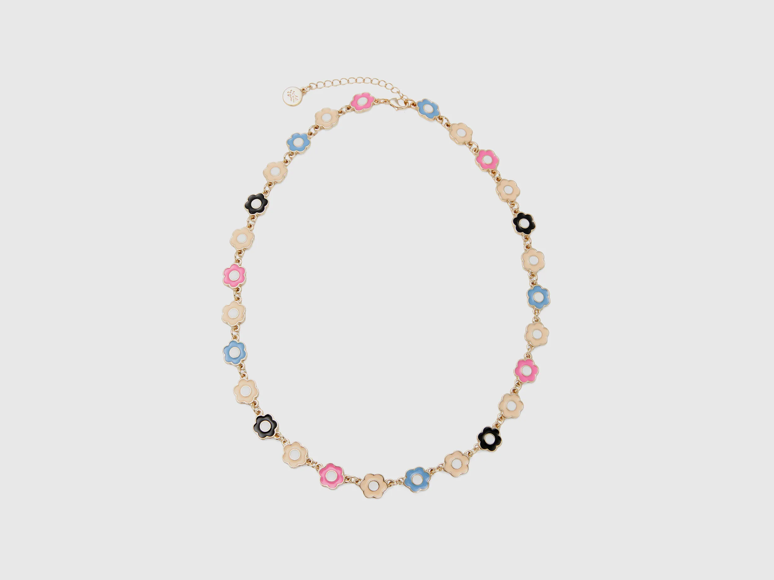 Collar dorado con colgantes florales
