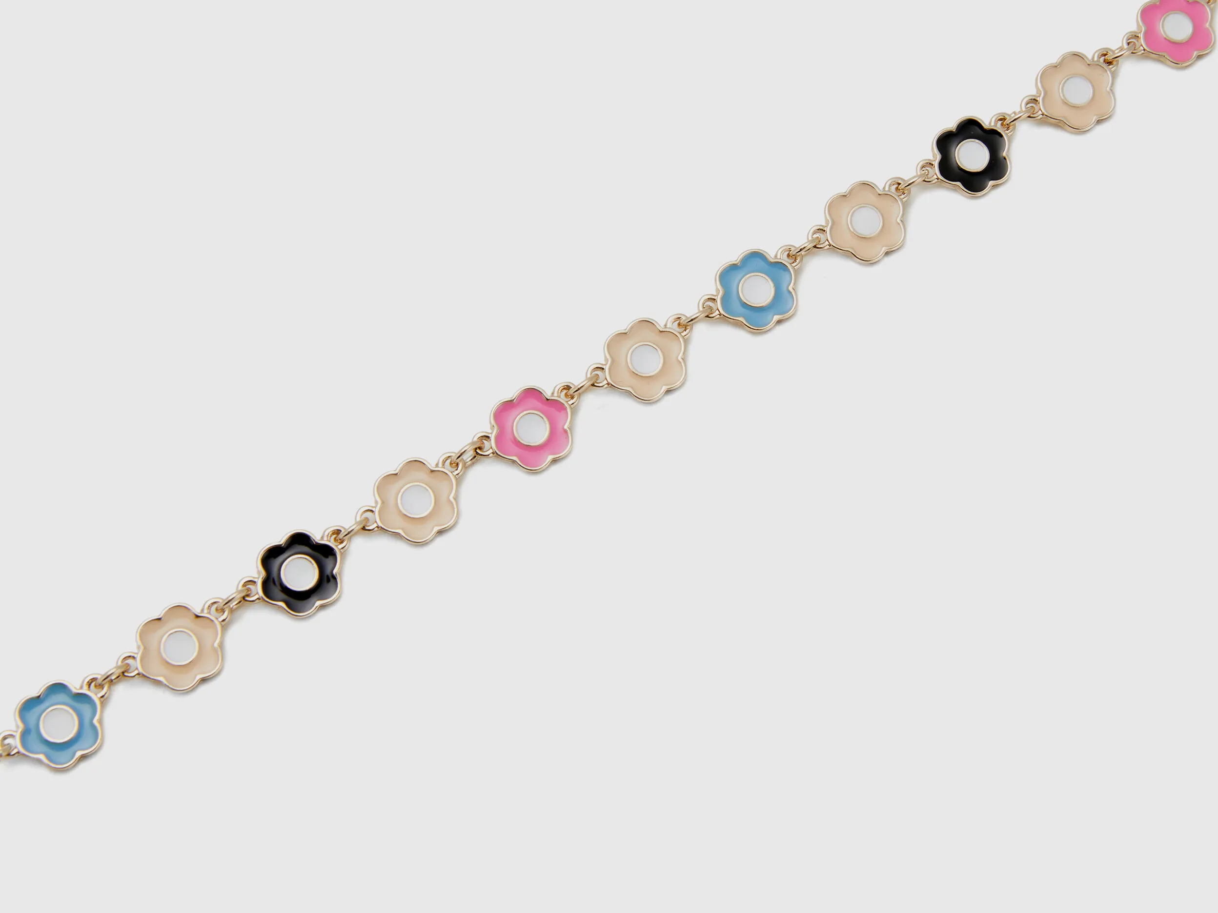 Collar dorado con colgantes florales
