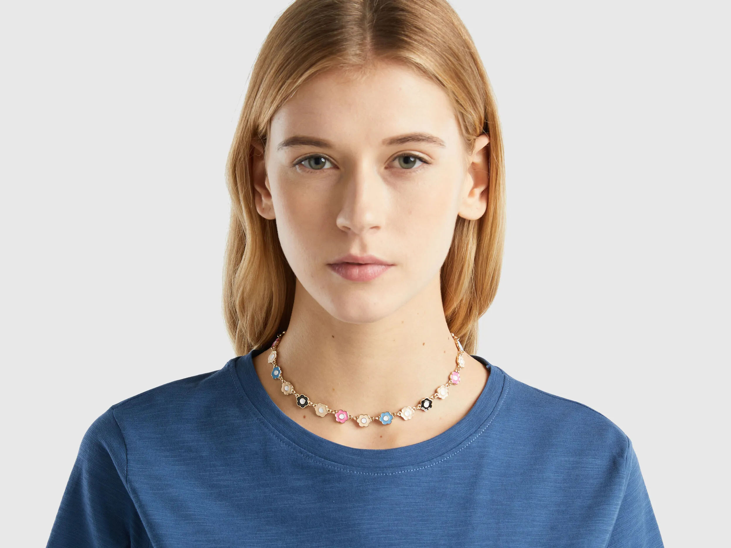 Collar dorado con colgantes florales