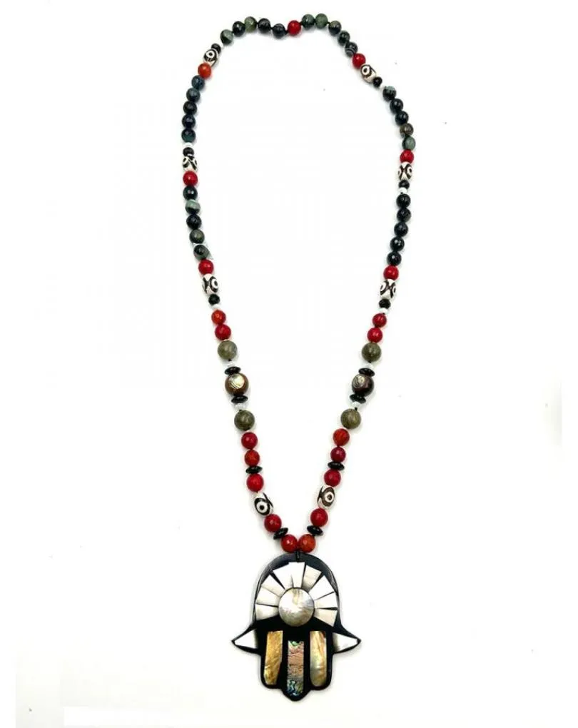 COLLARES LARGOS CON MANO DE FATIMA EN TONOS BLANCO, NEGRO Y ROJO