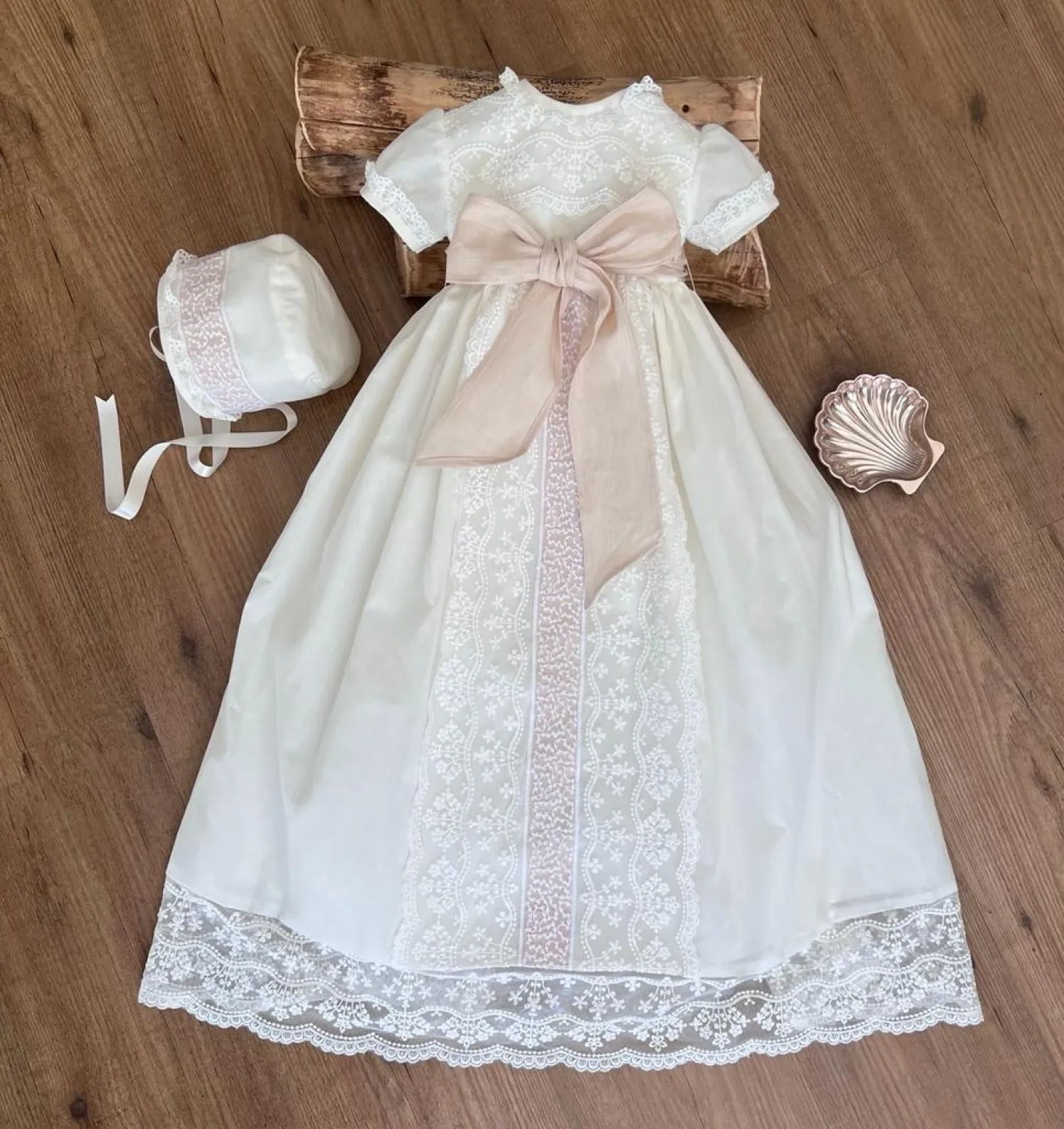 Conjunto unisex. Faldón y capota de organdí con lazo de lino. M.Corta