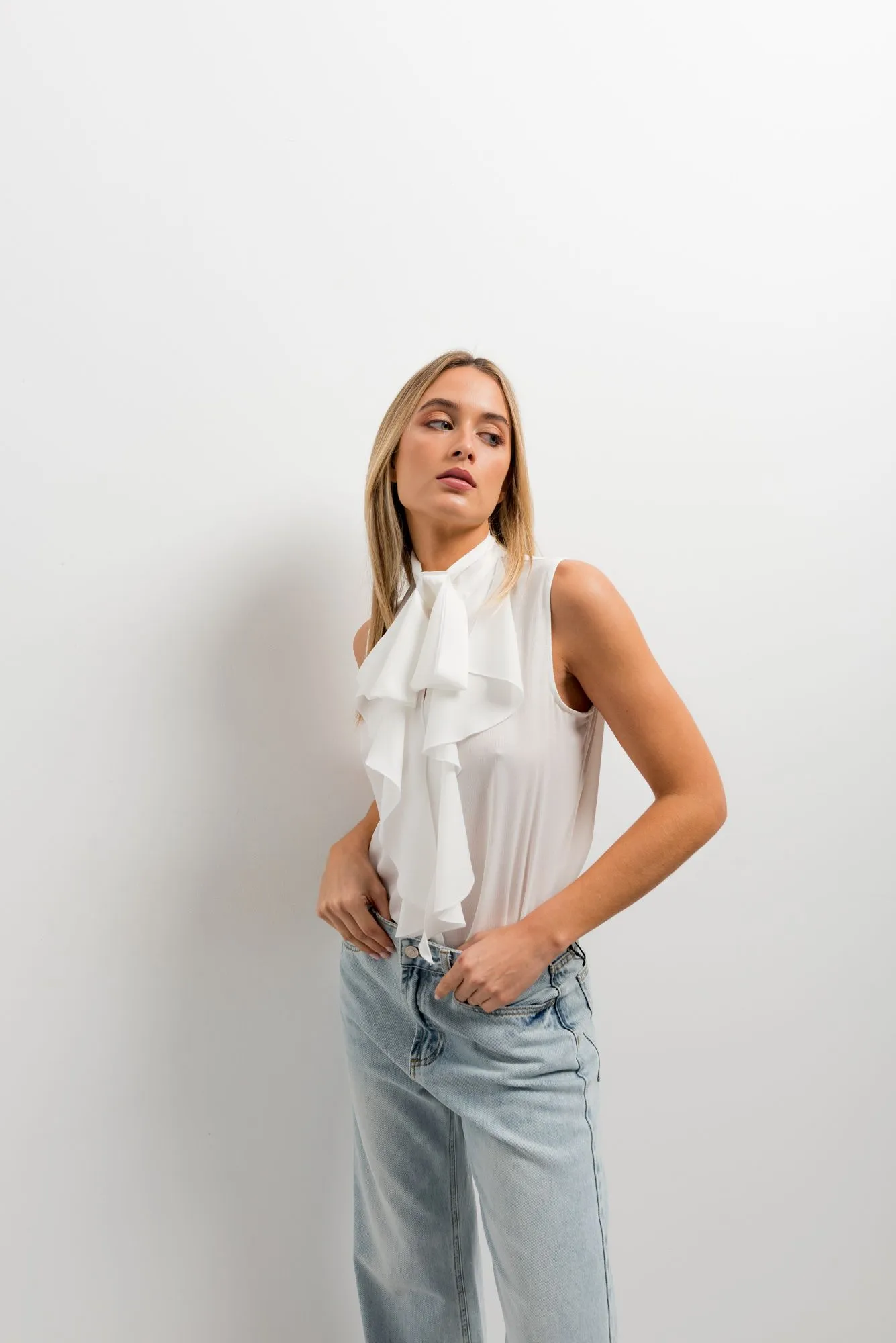 Cuerpo volantes con lazada cuello alzado para mujer color blanco
