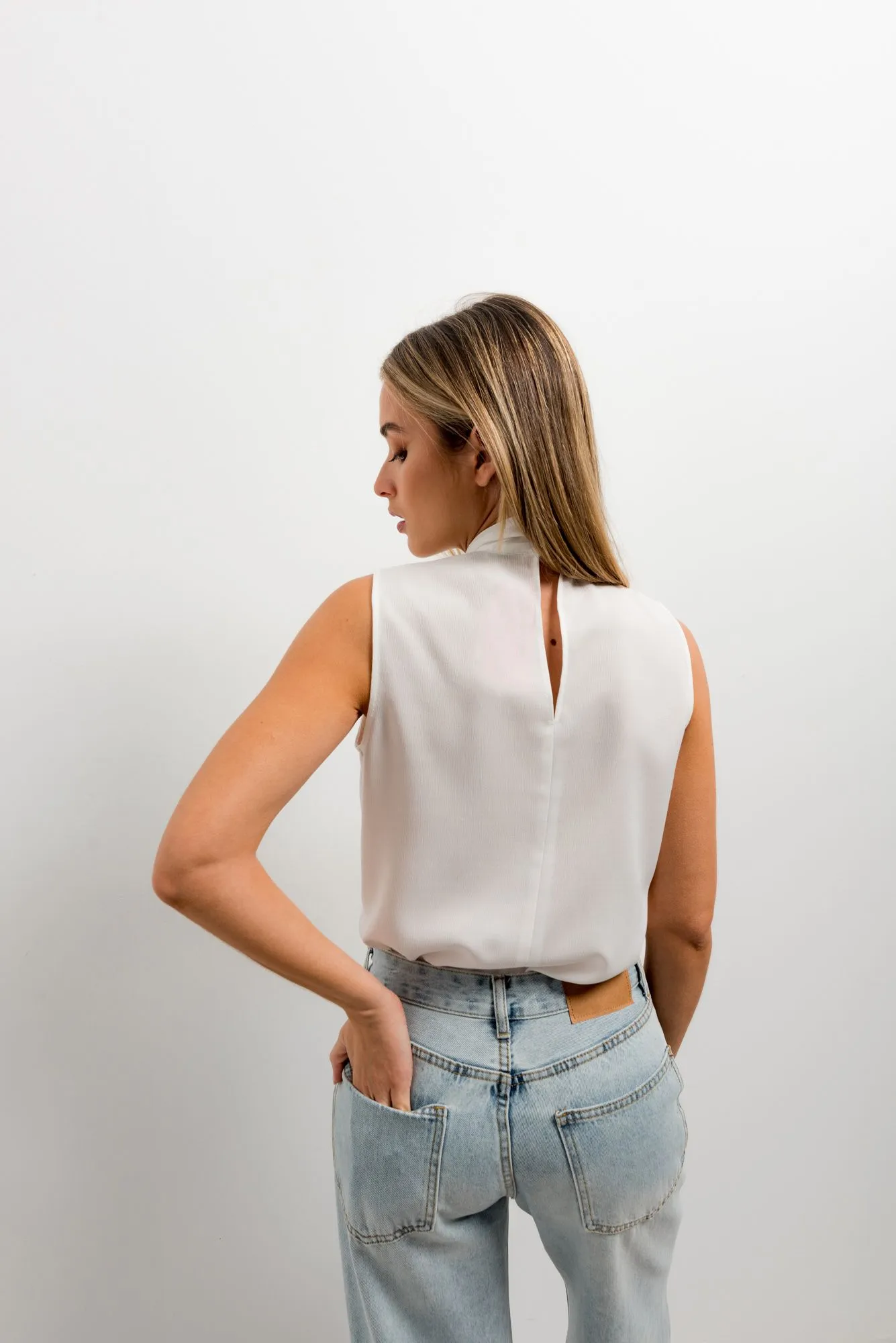 Cuerpo volantes con lazada cuello alzado para mujer color blanco