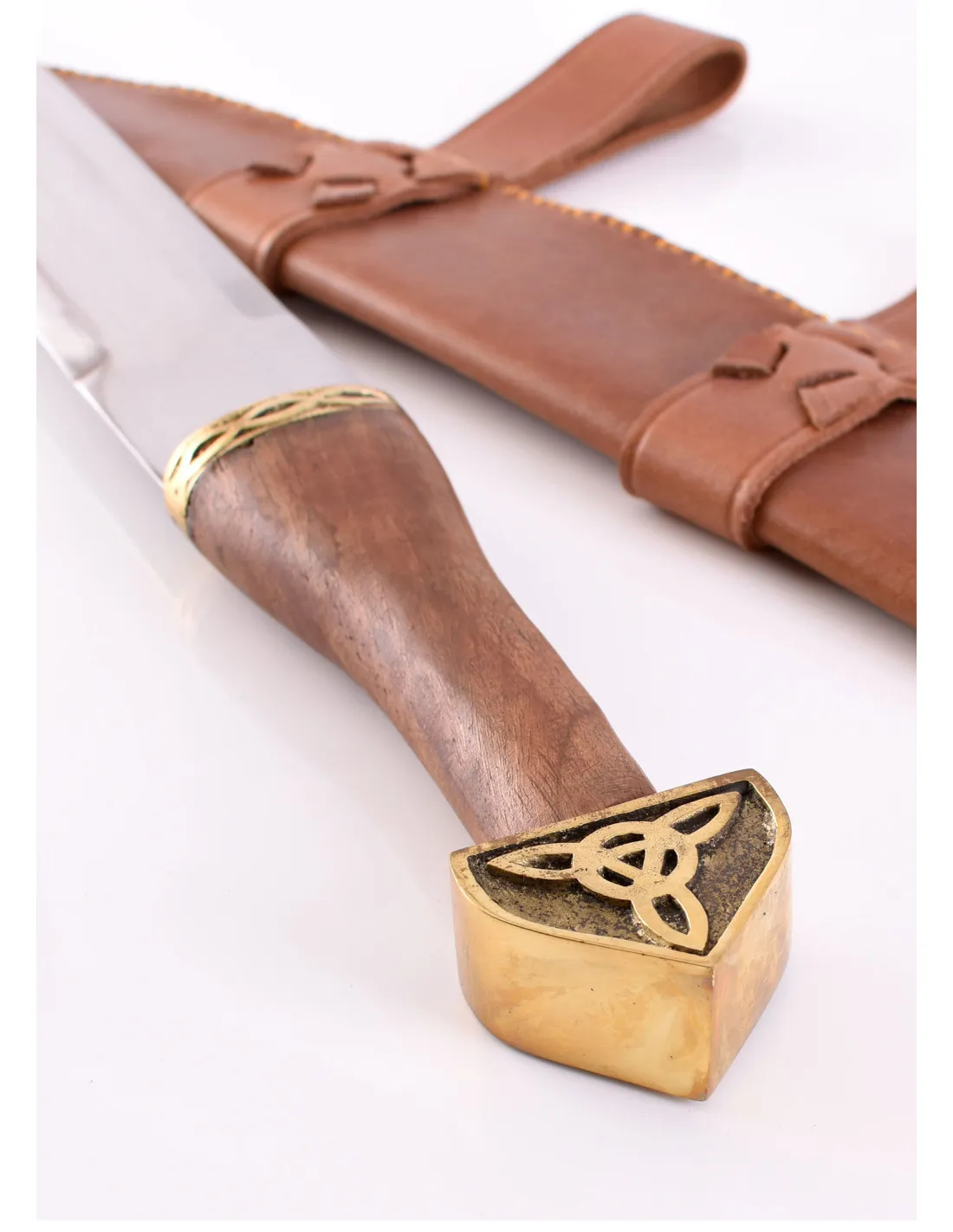 Daga vikinga tipo Seax, con vaina de cuero (49 cm.)