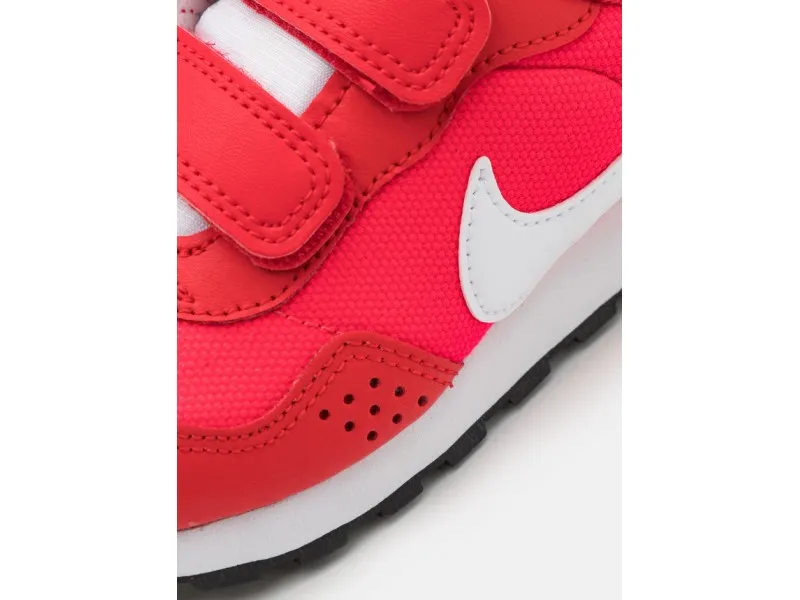 DEPORTIVO CON VELCRO NIKE MD VALIANT SE (PSV) DJ0005 EN COLOR ROJO