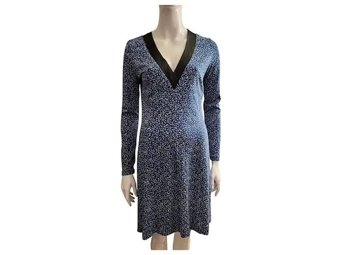 Diane Von Furstenberg Vestido DvF de seda azul blanco y negro con manga larga y escote en pico 