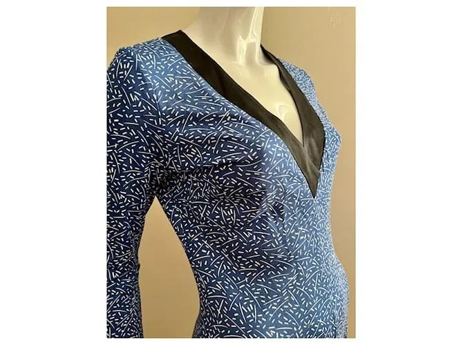 Diane Von Furstenberg Vestido DvF de seda azul blanco y negro con manga larga y escote en pico 