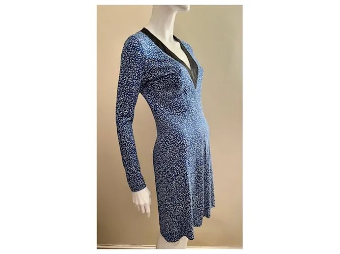 Diane Von Furstenberg Vestido DvF de seda azul blanco y negro con manga larga y escote en pico 