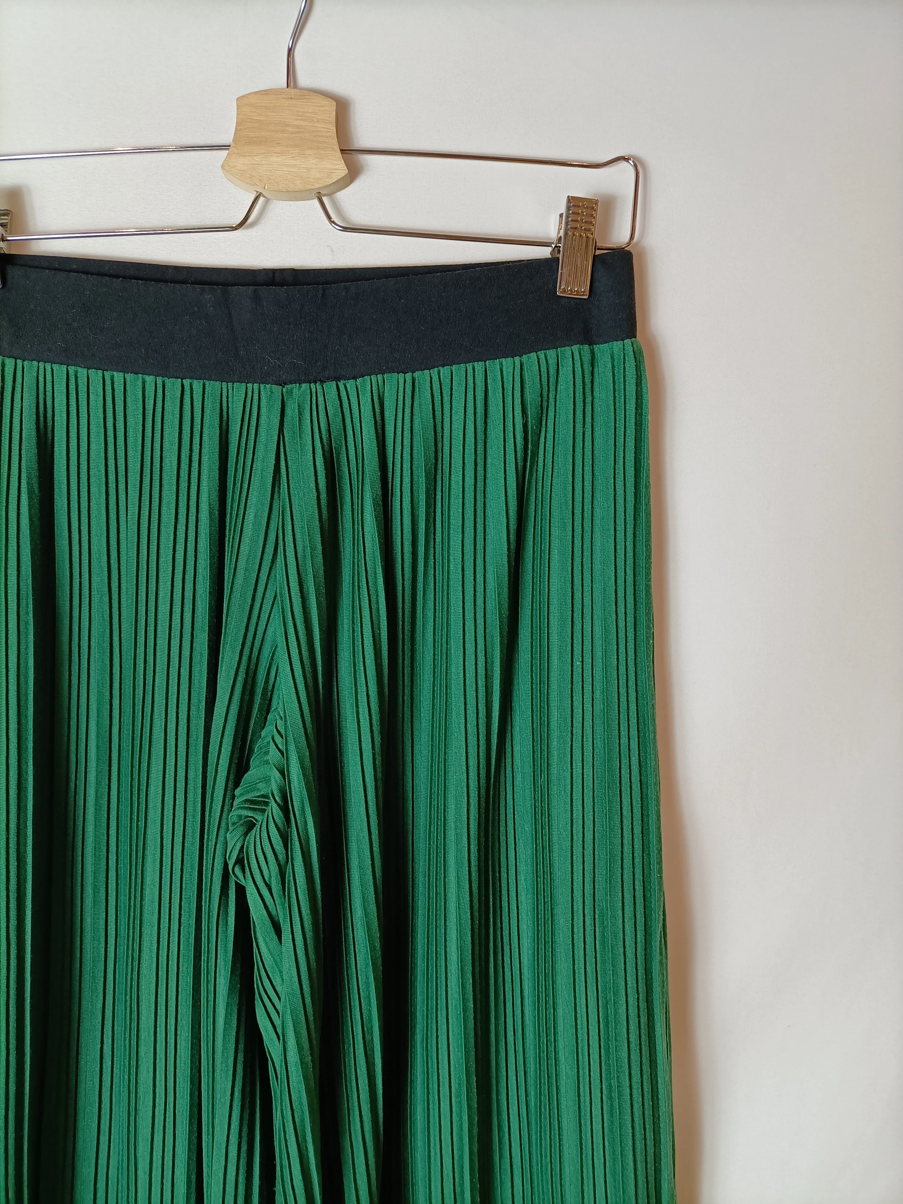 FOREVER21.Pantalón plisado verde T.xs