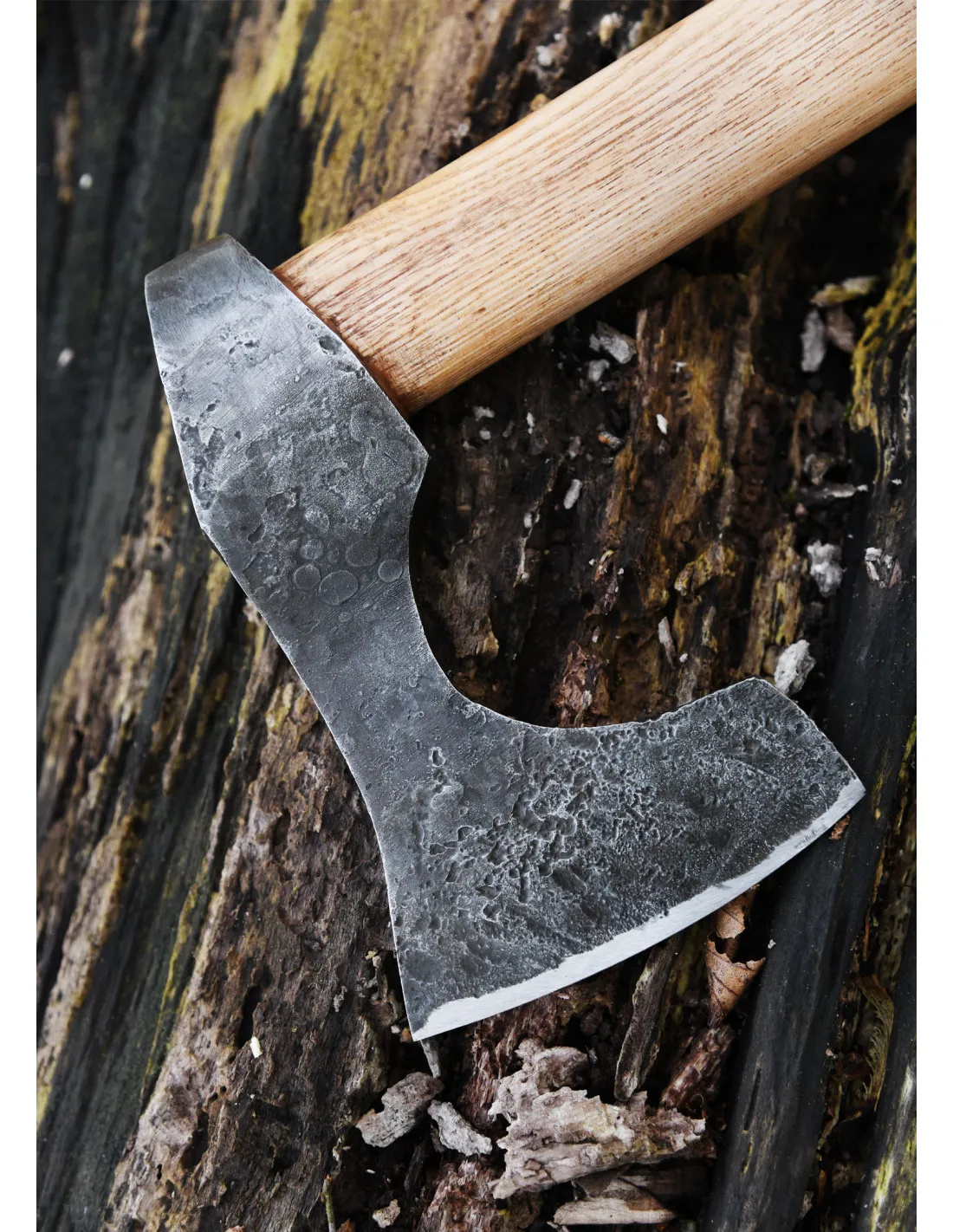 Hacha Vikinga con acero forjado a mano, tipo B (60 cm.)