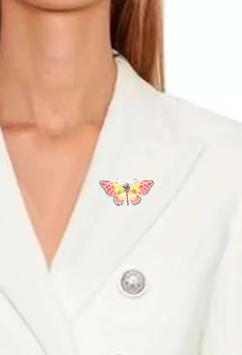 Mariposa plata tonos rojos y amarillos broche de solapa