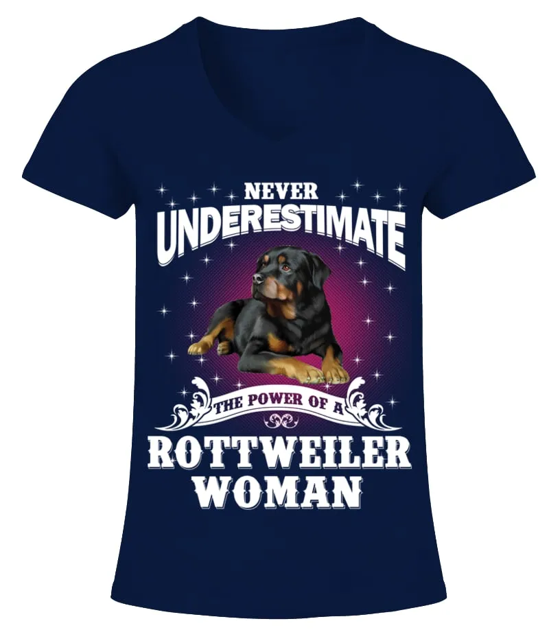 Never Underestimate A Rottweiler Dog Woman Camiseta cuello pico Mujer