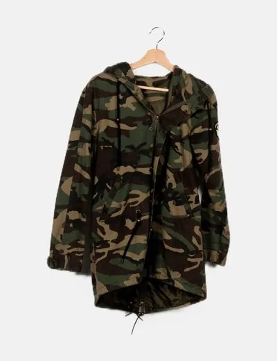 NoName Parka estampado militar con capucha