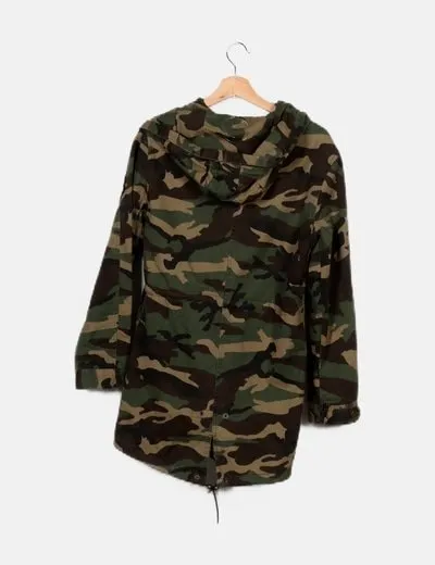 NoName Parka estampado militar con capucha