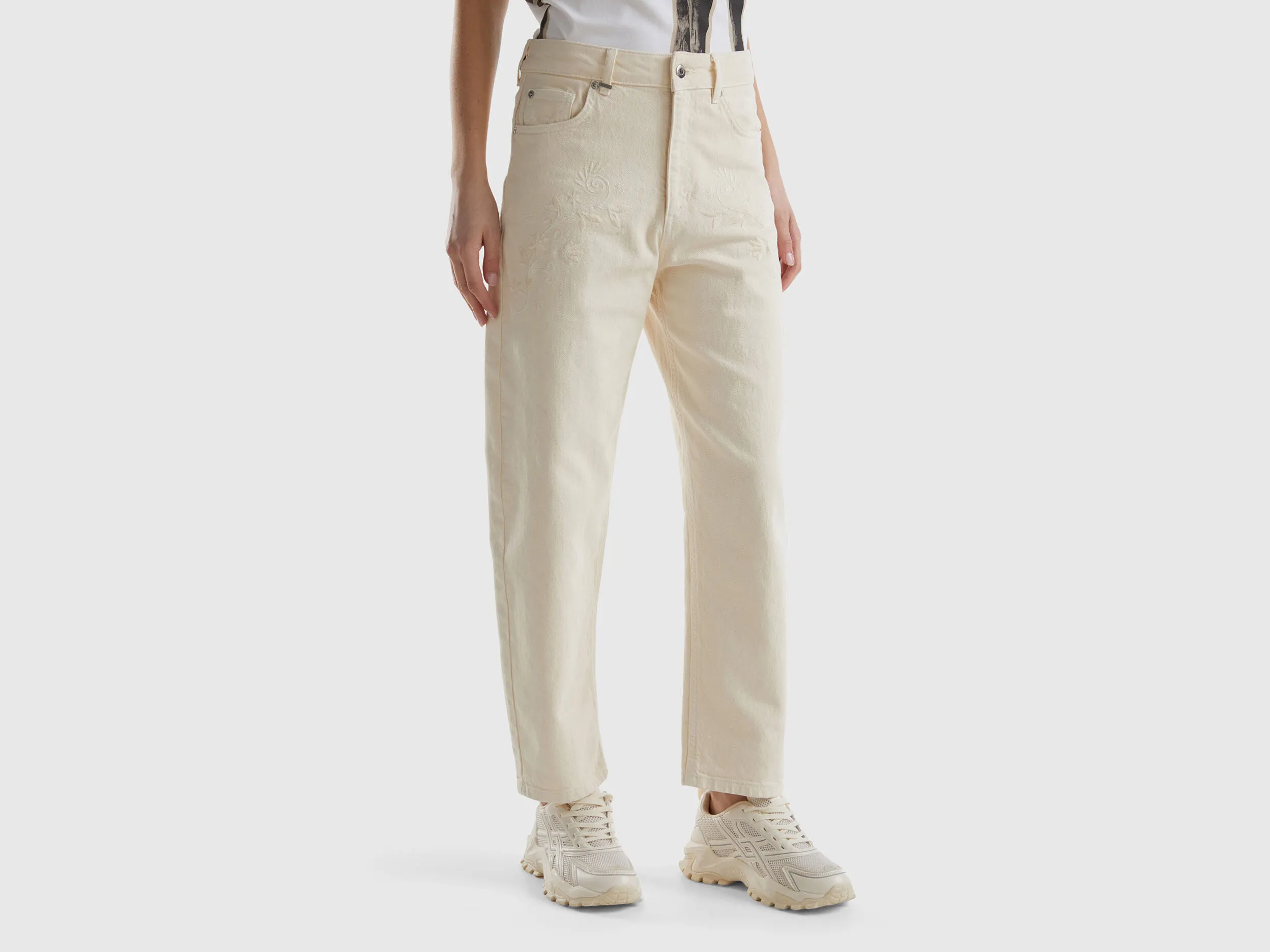 Pantalón carrot fit con bordado floral